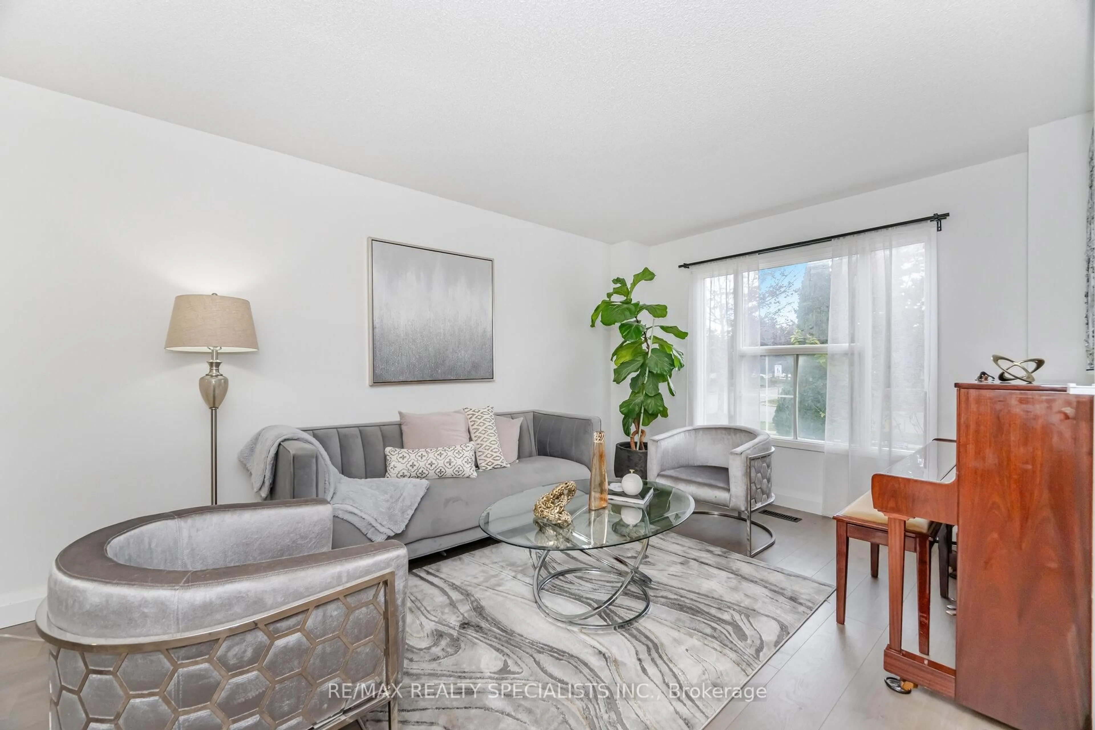 Living room with furniture, unknown for 952 Ceremonial Dr, Mississauga Ontario L5R 3A7
