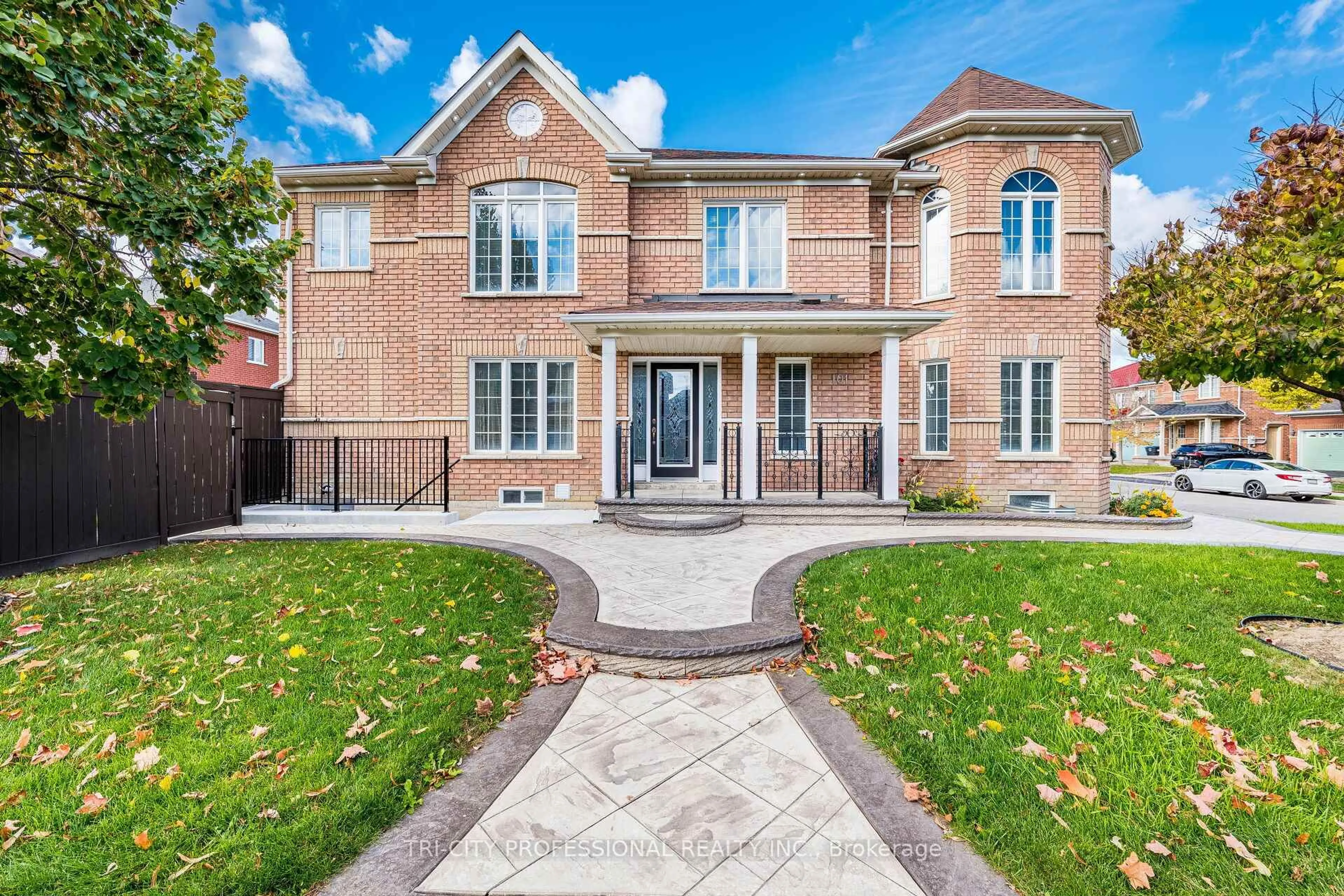 Home with brick exterior material, street for 101 Williamson Dr, Brampton Ontario L7A 3T8