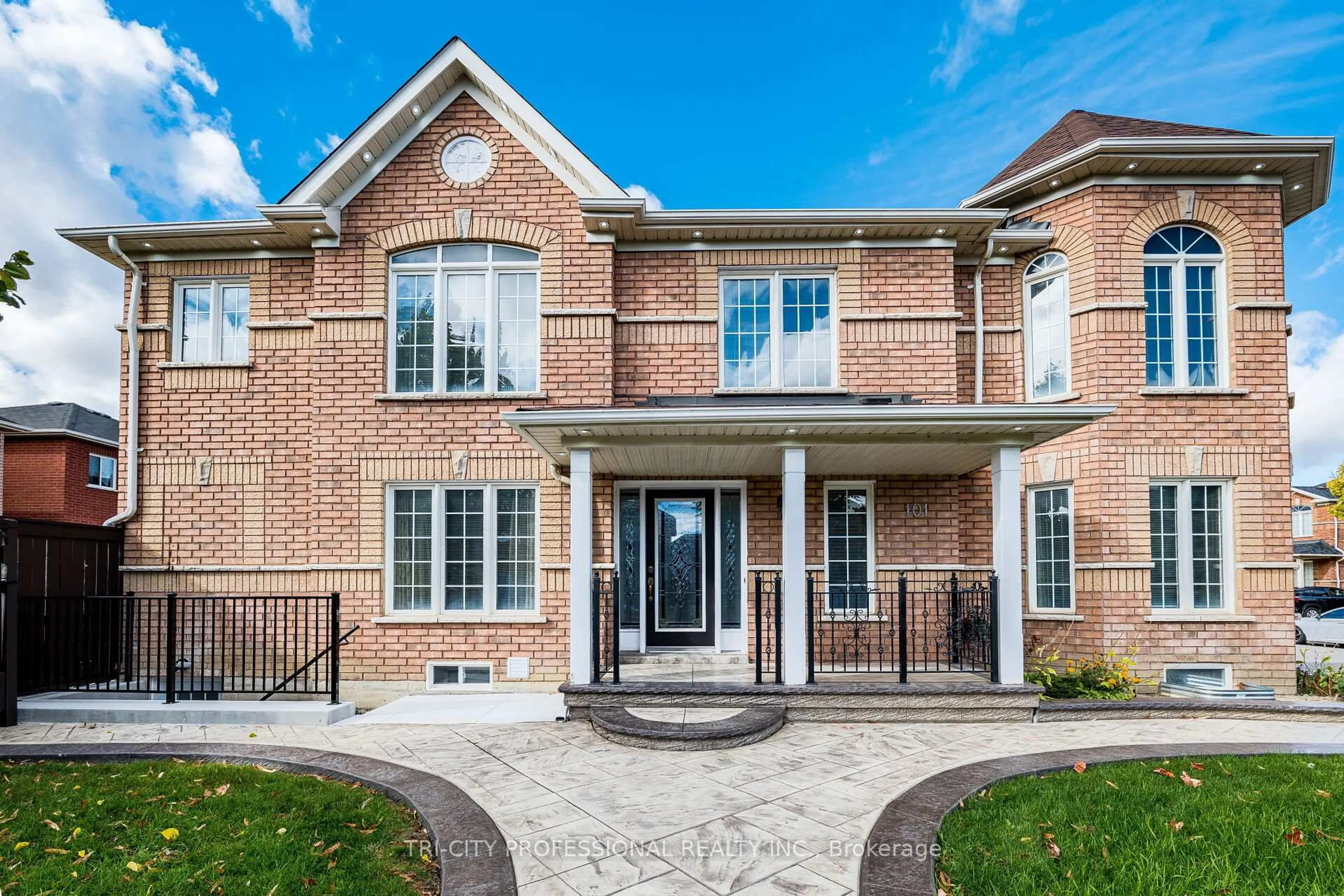 Home with brick exterior material, street for 101 Williamson Dr, Brampton Ontario L7A 3T8