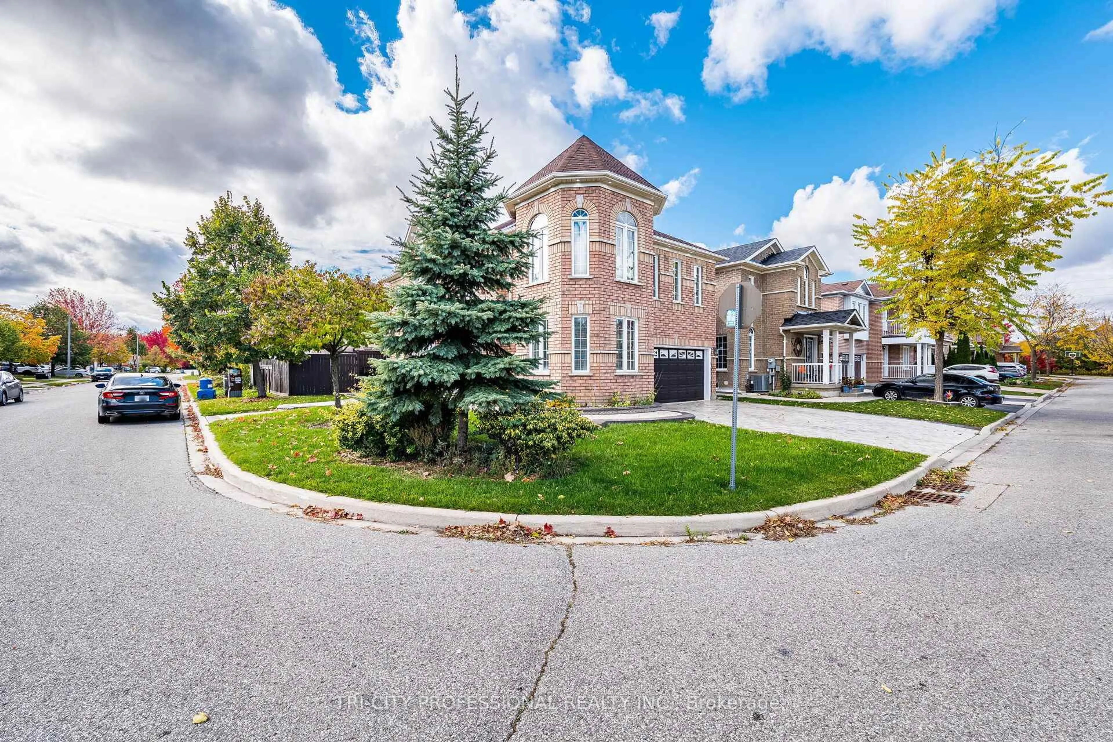 A pic from outside/outdoor area/front of a property/back of a property/a pic from drone, street for 101 Williamson Dr, Brampton Ontario L7A 3T8