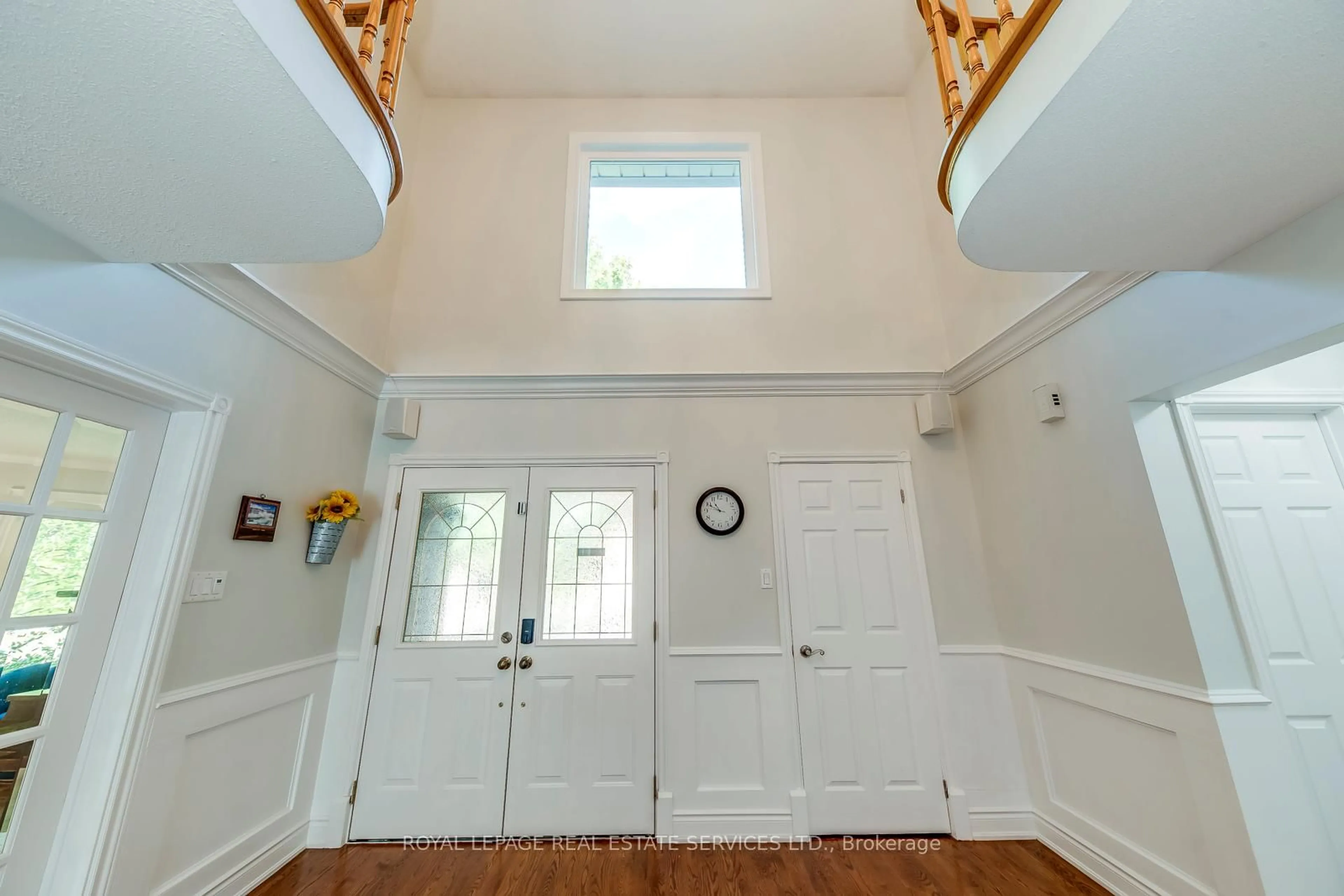 Indoor entryway for 1366 Fieldcrest Lane, Oakville Ontario L6M 2W8