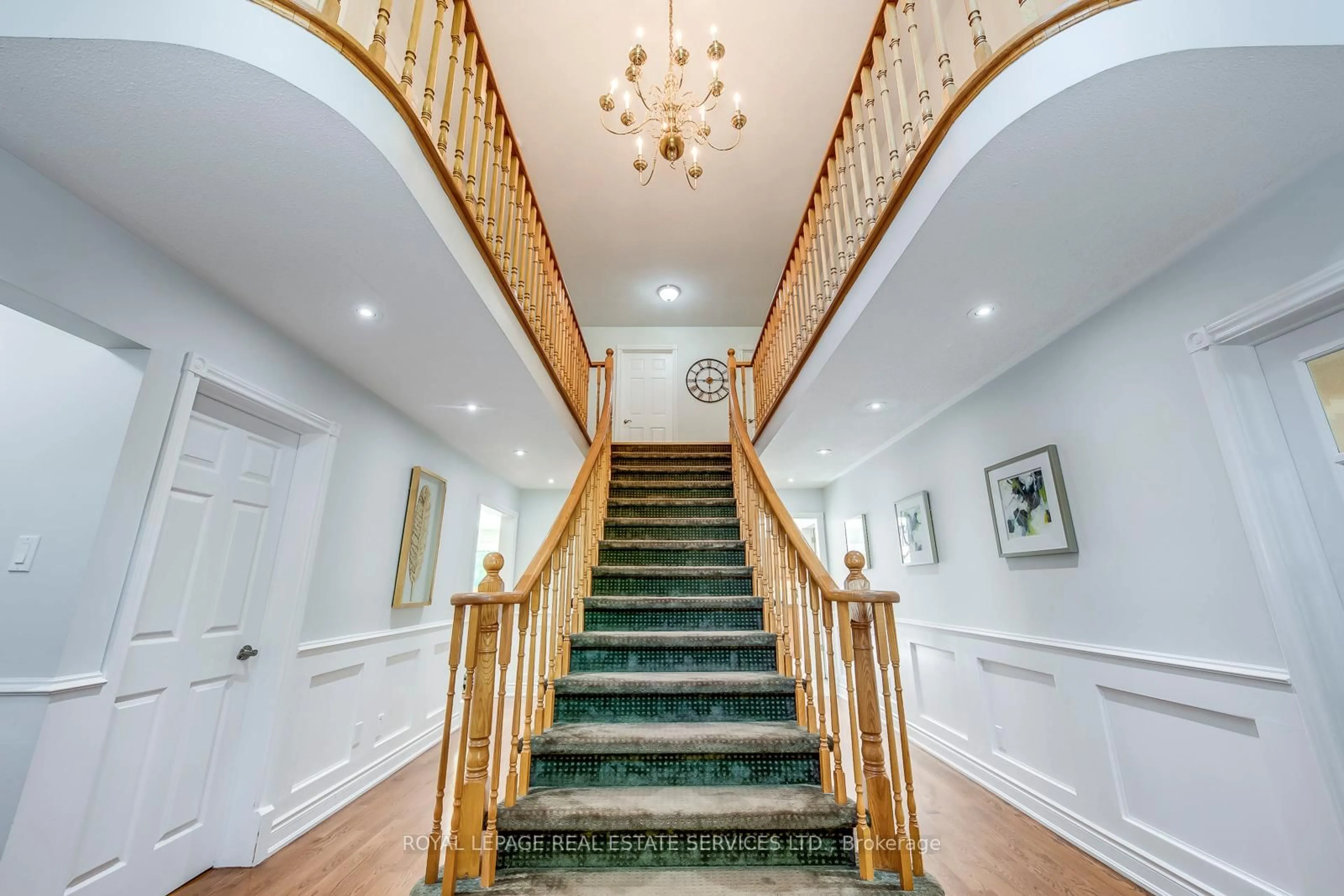 Indoor foyer for 1366 Fieldcrest Lane, Oakville Ontario L6M 2W8
