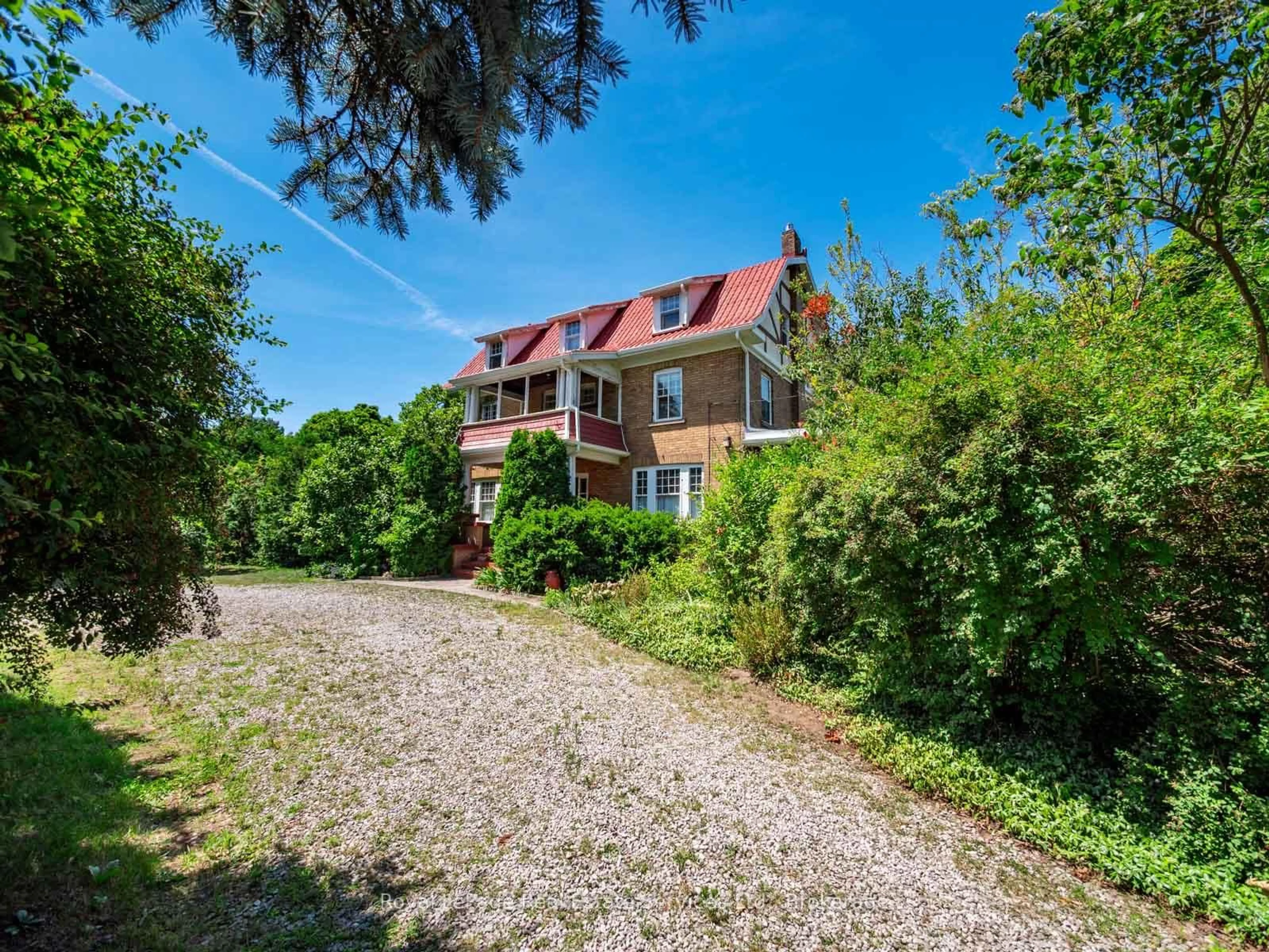 A pic from outside/outdoor area/front of a property/back of a property/a pic from drone, street for 3175 Lakeshore Rd, Oakville Ontario L6L 1J7