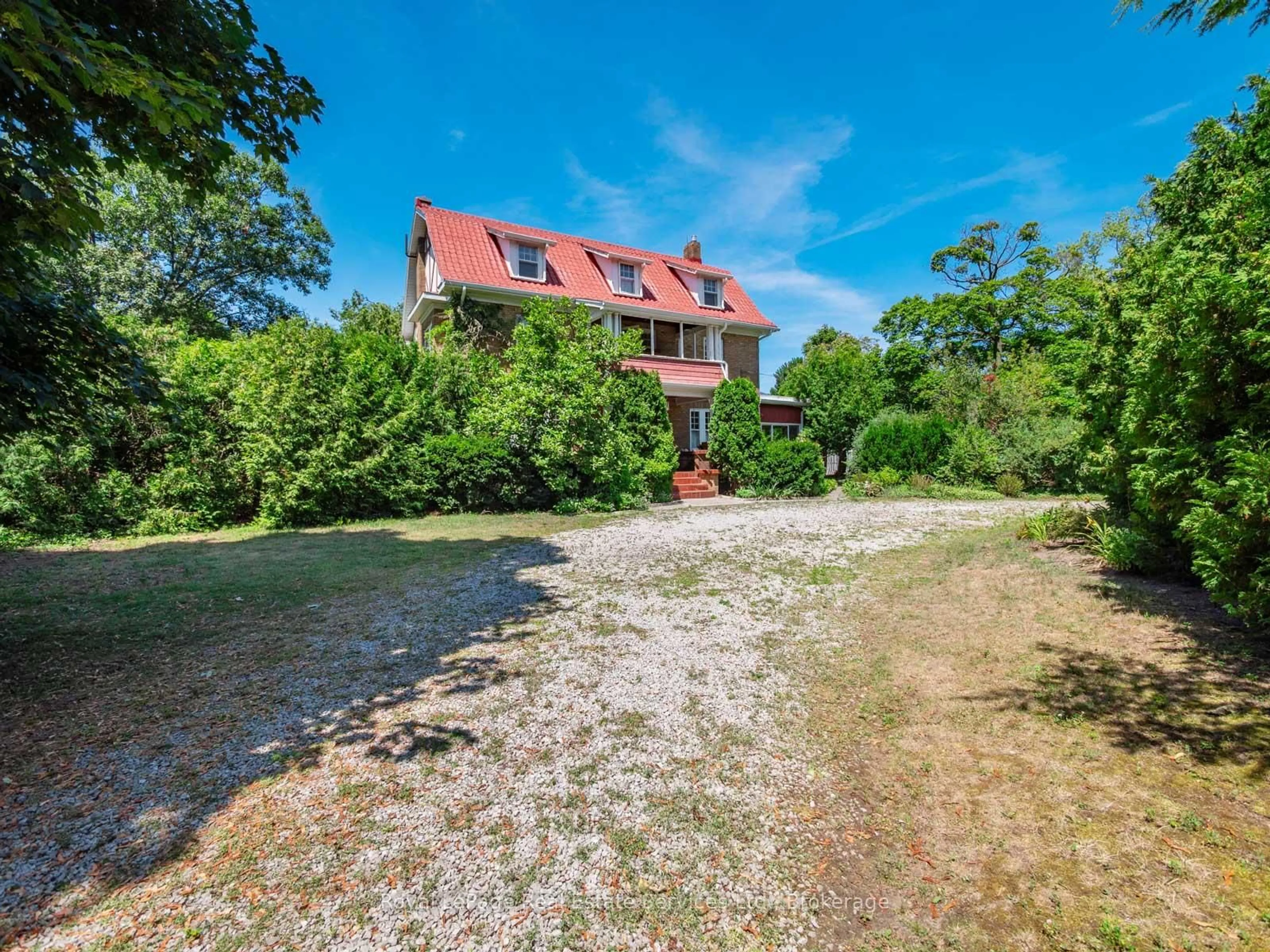 A pic from outside/outdoor area/front of a property/back of a property/a pic from drone, building for 3175 Lakeshore Rd, Oakville Ontario L6L 1J7