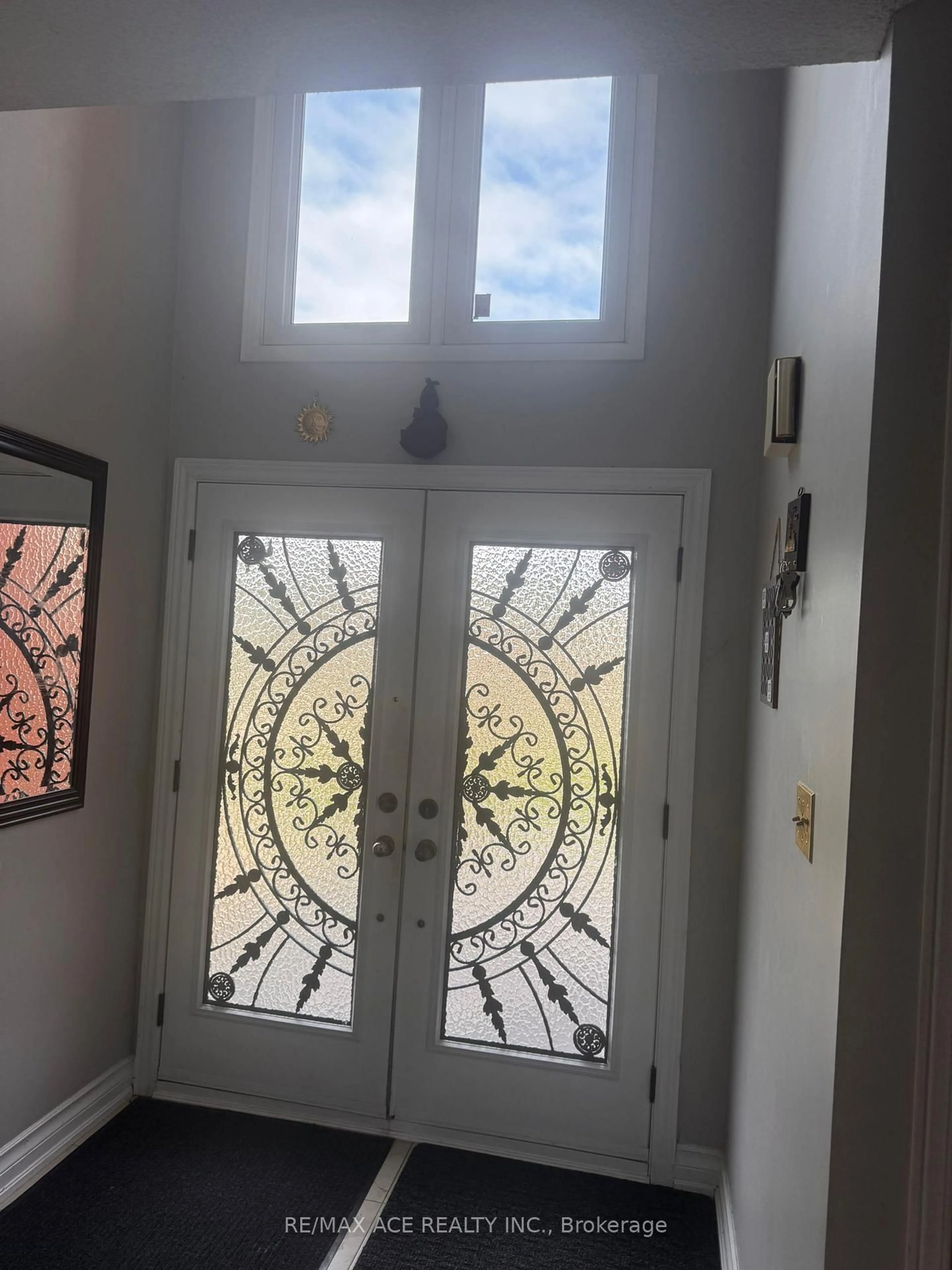 Indoor foyer for 26 Brownridge Crt, Brampton Ontario L6W 4L4