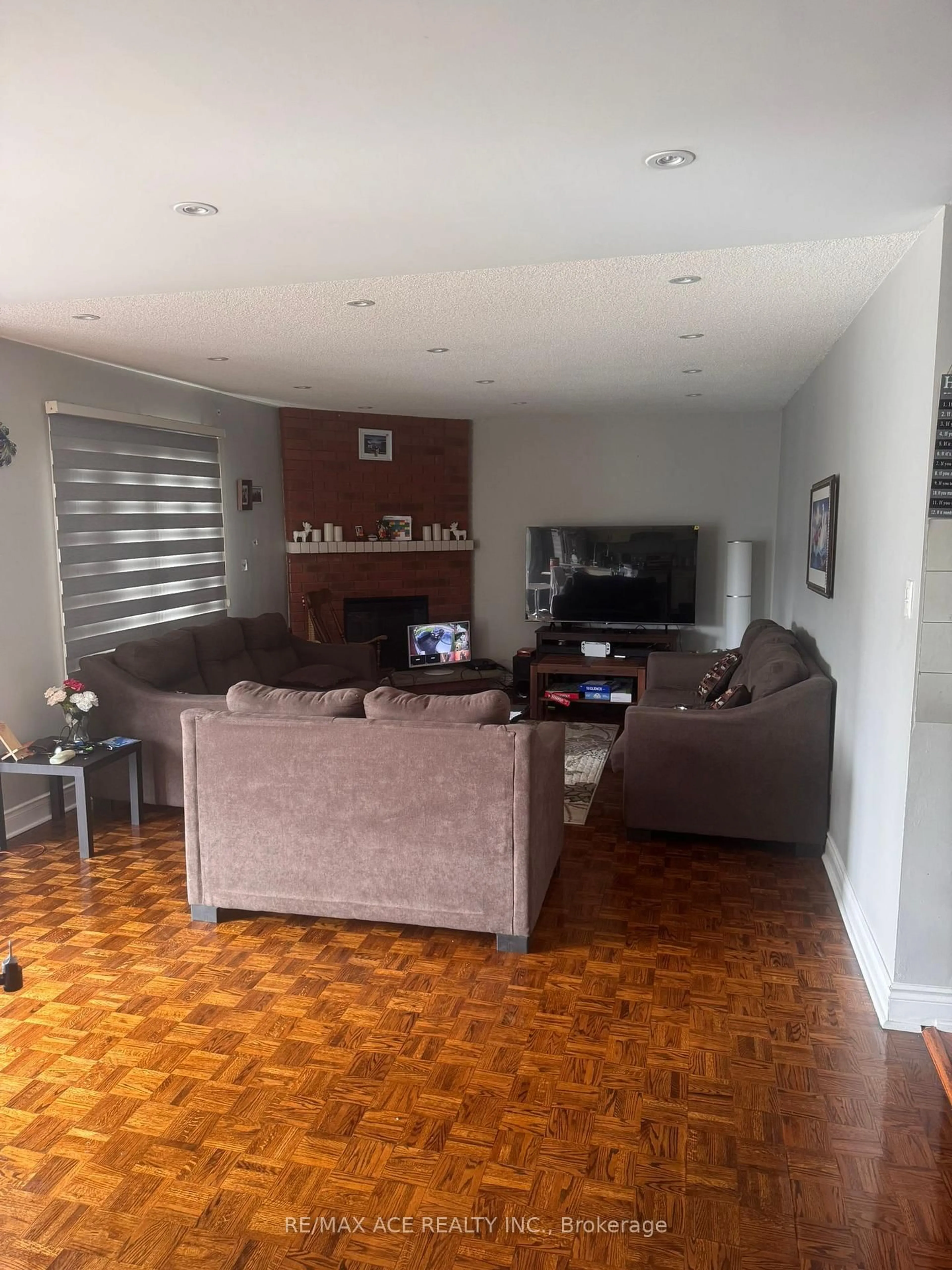 Living room with furniture, unknown for 26 Brownridge Crt, Brampton Ontario L6W 4L4