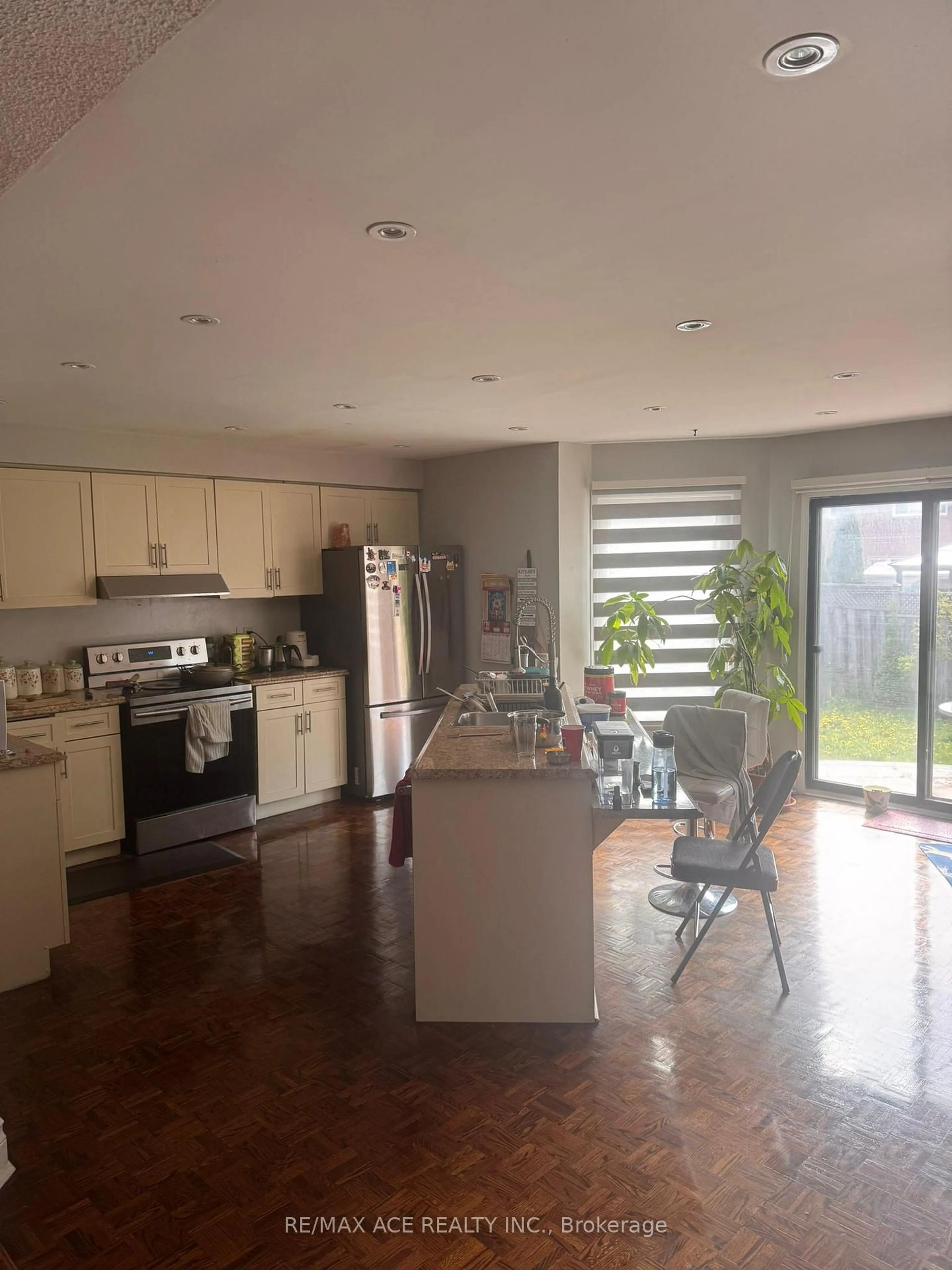 Open concept kitchen, unknown for 26 Brownridge Crt, Brampton Ontario L6W 4L4
