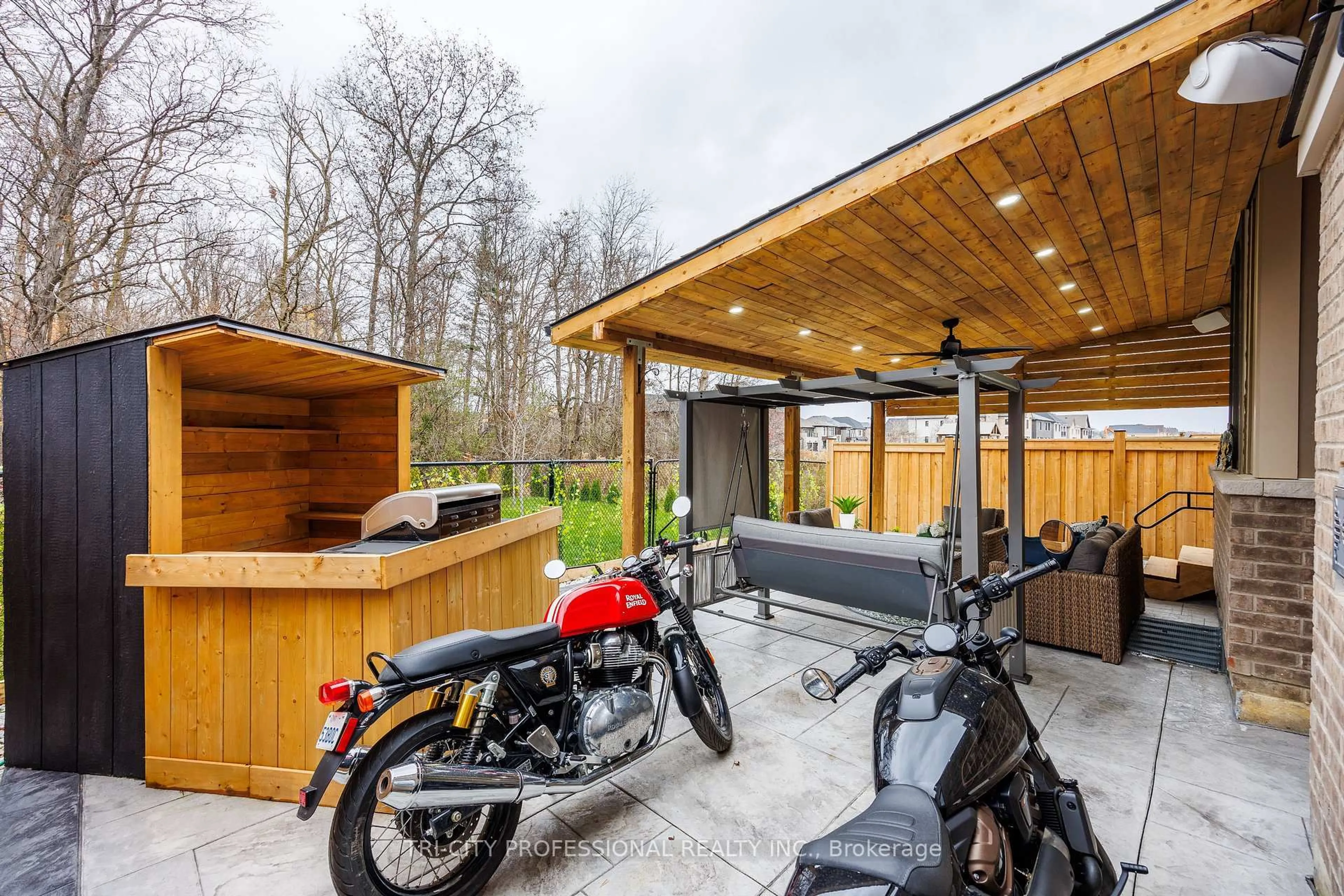 Indoor garage for 67 Eberly Woods Dr, Caledon Ontario L7C 4J3