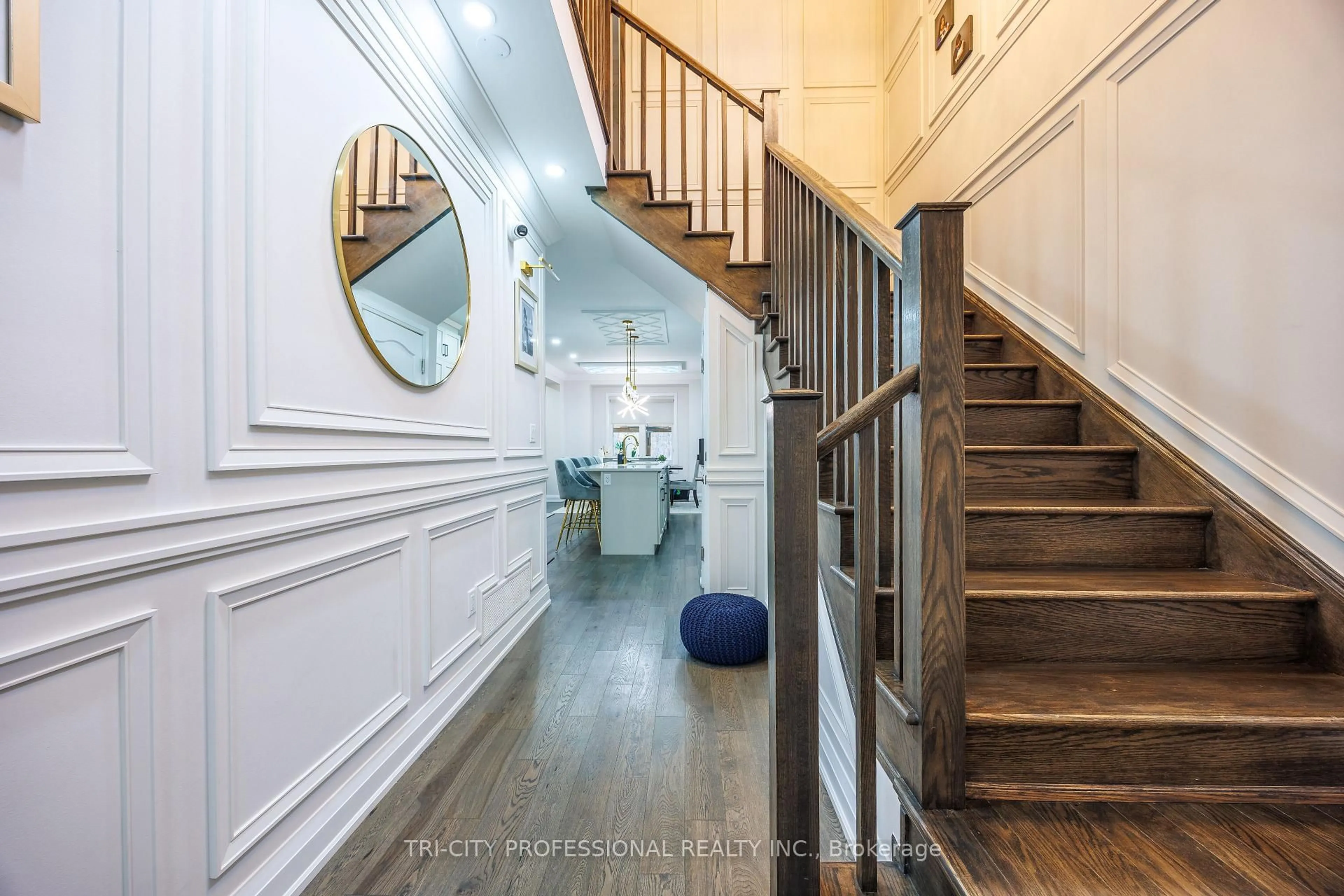 Indoor foyer for 67 Eberly Woods Dr, Caledon Ontario L7C 4J3