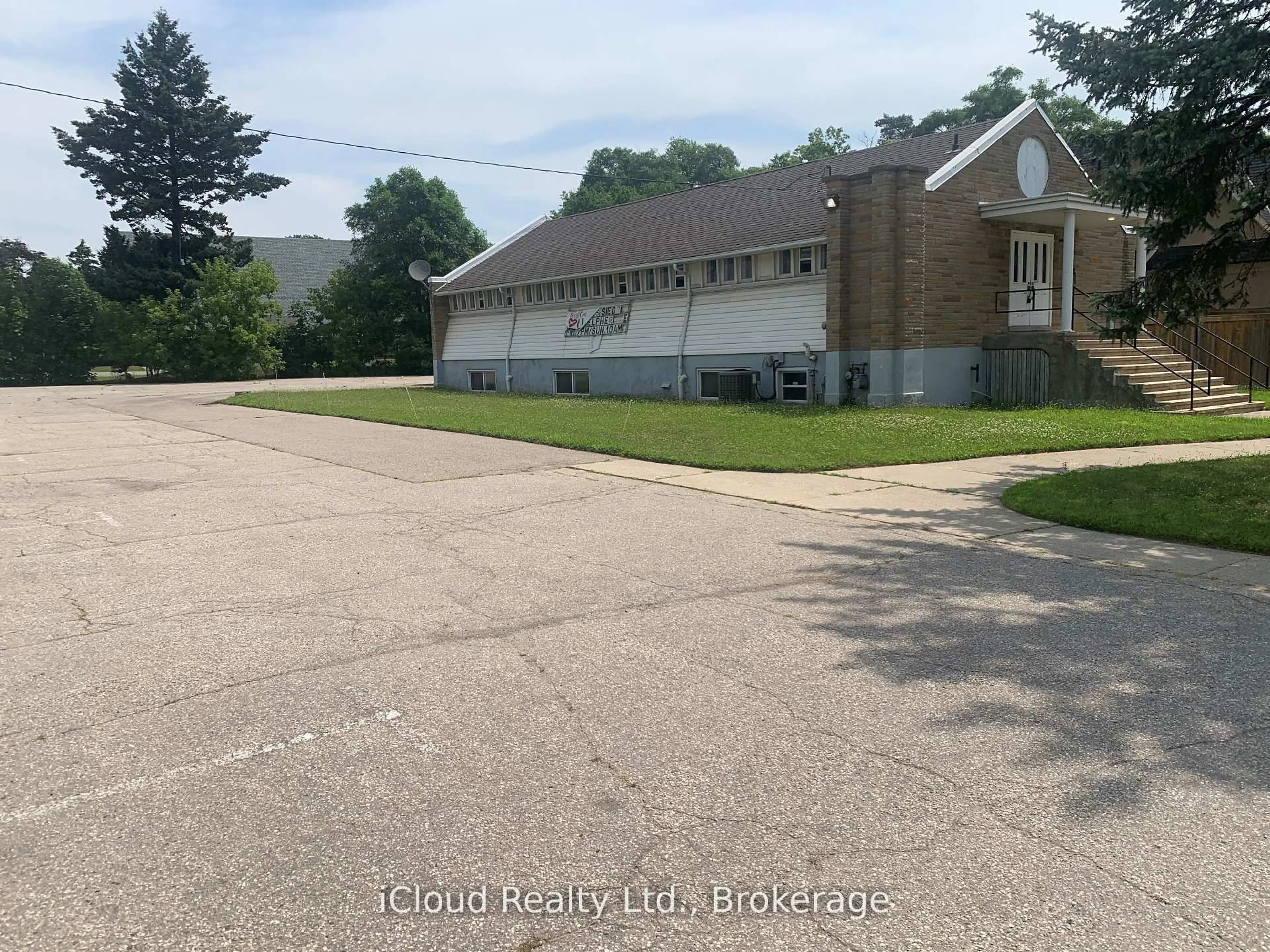 A pic from outside/outdoor area/front of a property/back of a property/a pic from drone, building for 1649 Crediton Pkwy, Mississauga Ontario L5G 3X2