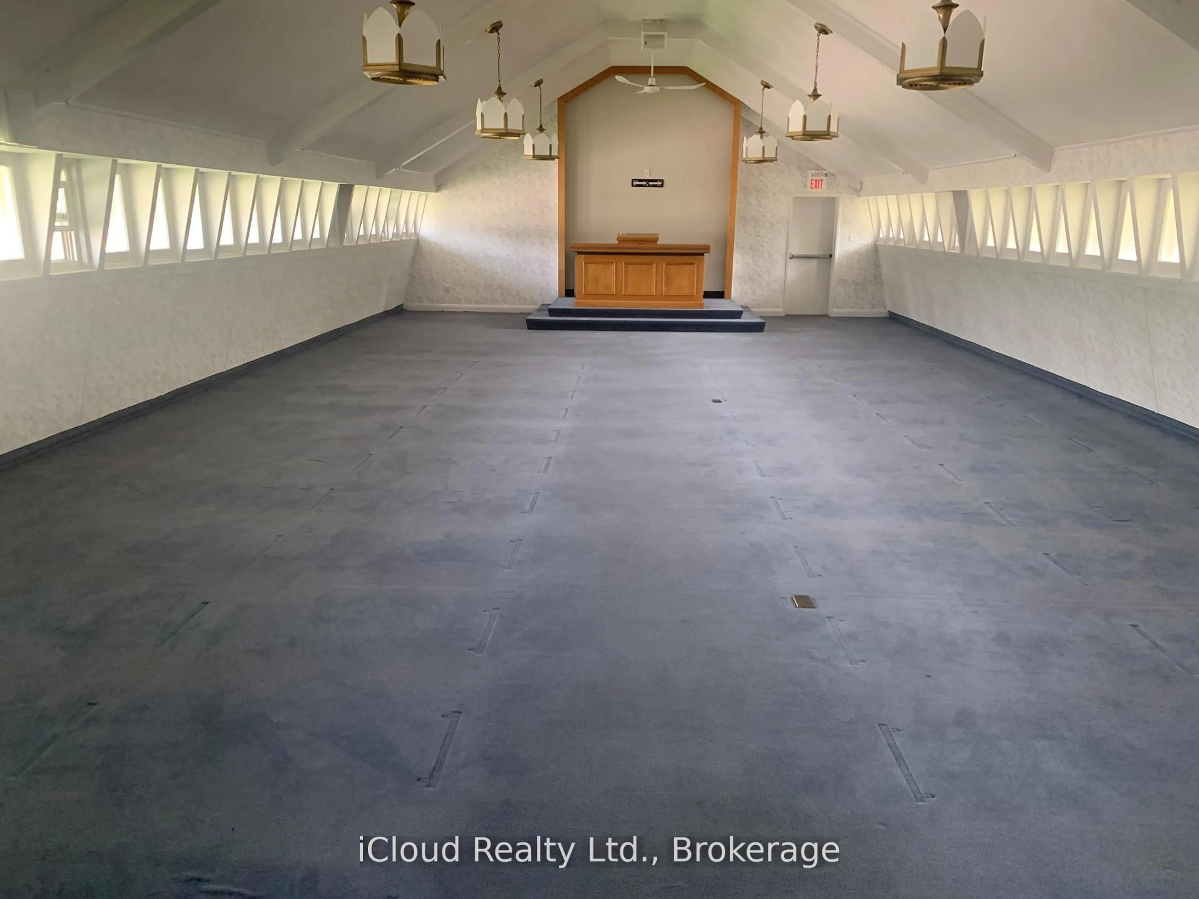 Indoor foyer for 1649 Crediton Pkwy, Mississauga Ontario L5G 3X2