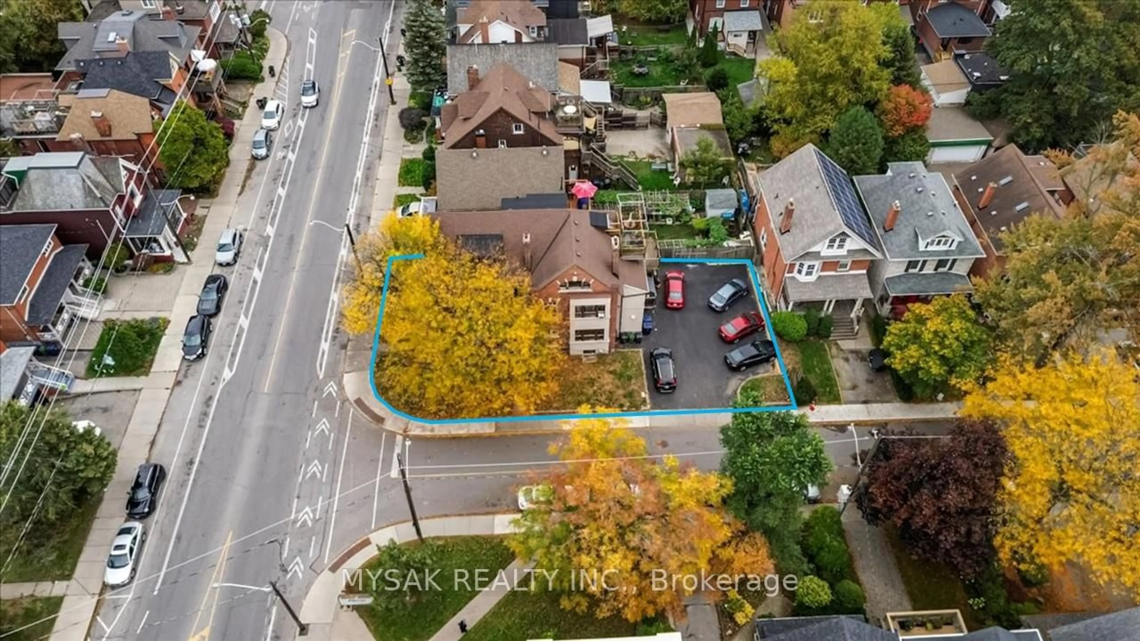 A pic from outside/outdoor area/front of a property/back of a property/a pic from drone, street for 137 Annette St, Toronto Ontario M6P 1N9