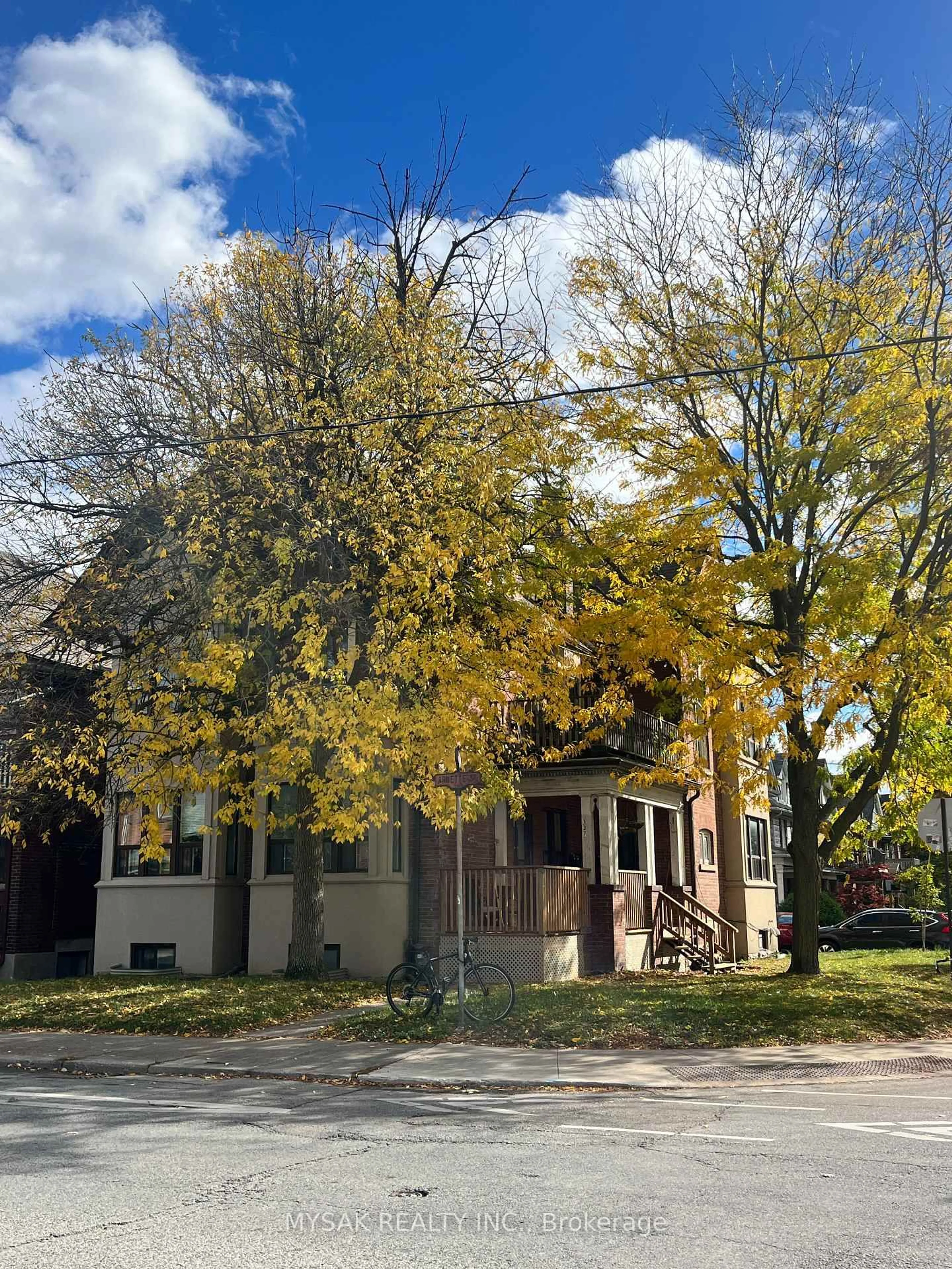 Unknown for 137 Annette St, Toronto Ontario M6P 1N9