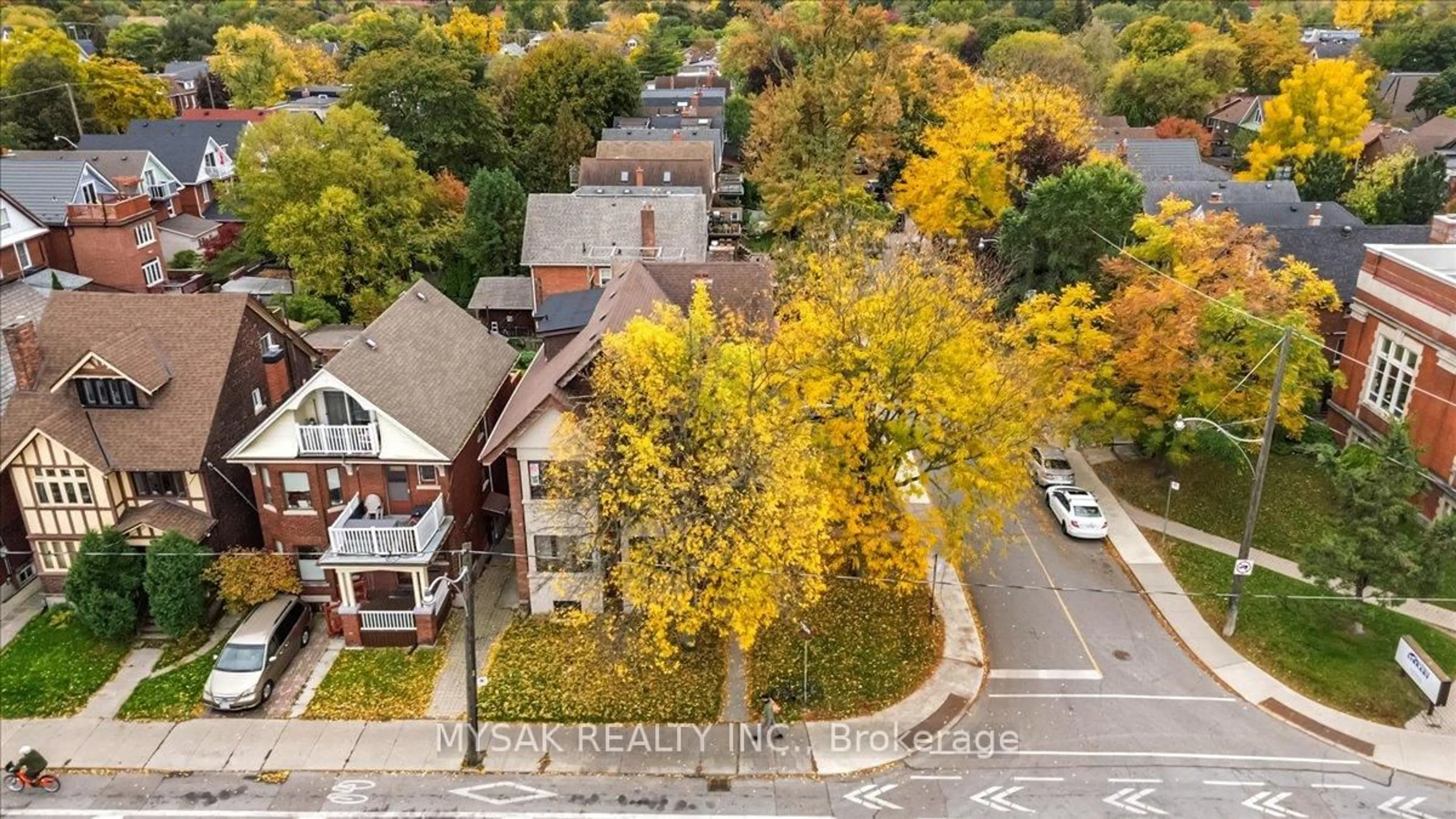 A pic from outside/outdoor area/front of a property/back of a property/a pic from drone, city buildings view from balcony for 137 Annette St, Toronto Ontario M6P 1N9
