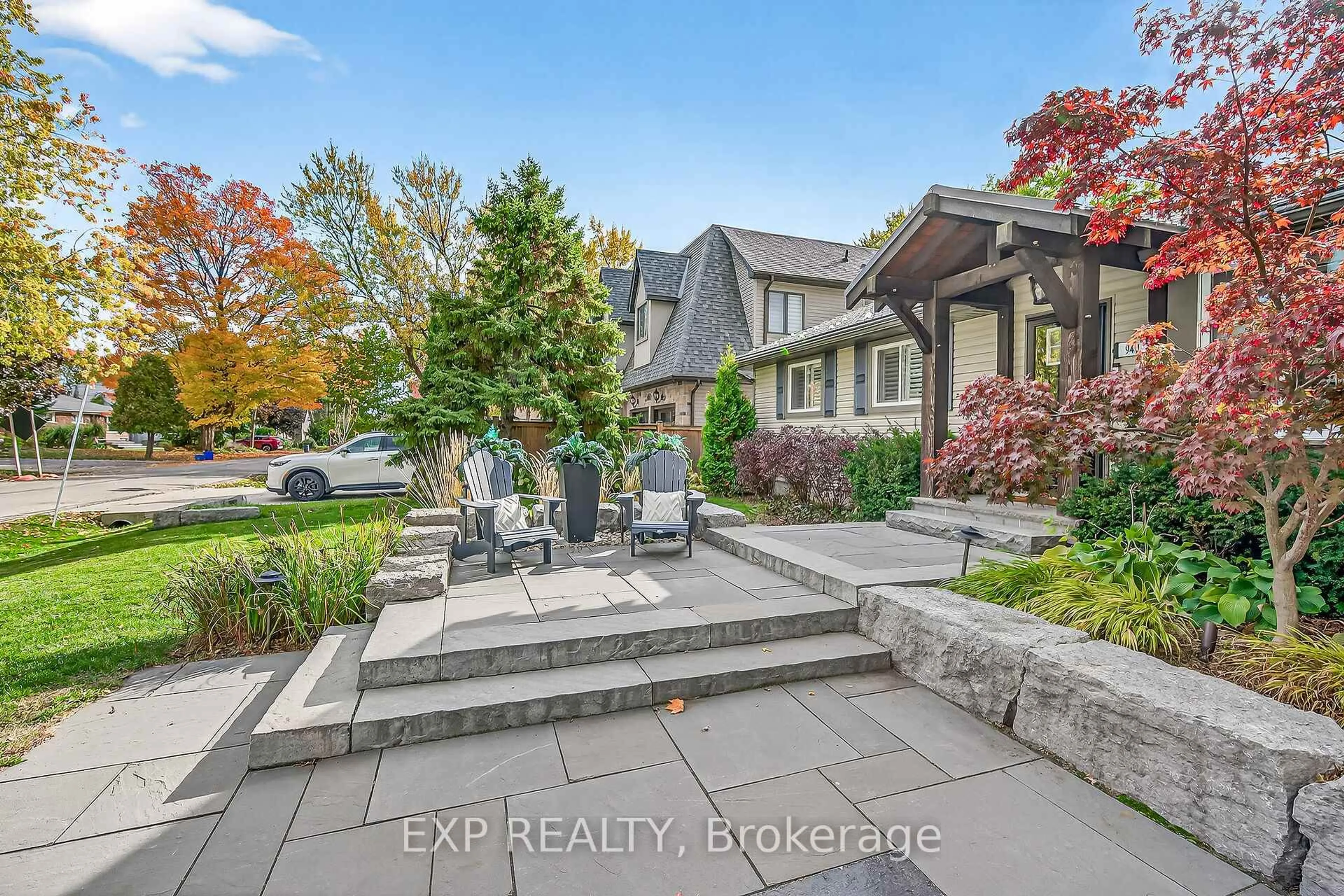 Patio, street for 940 HAZEL St, Burlington Ontario L7R 3X3