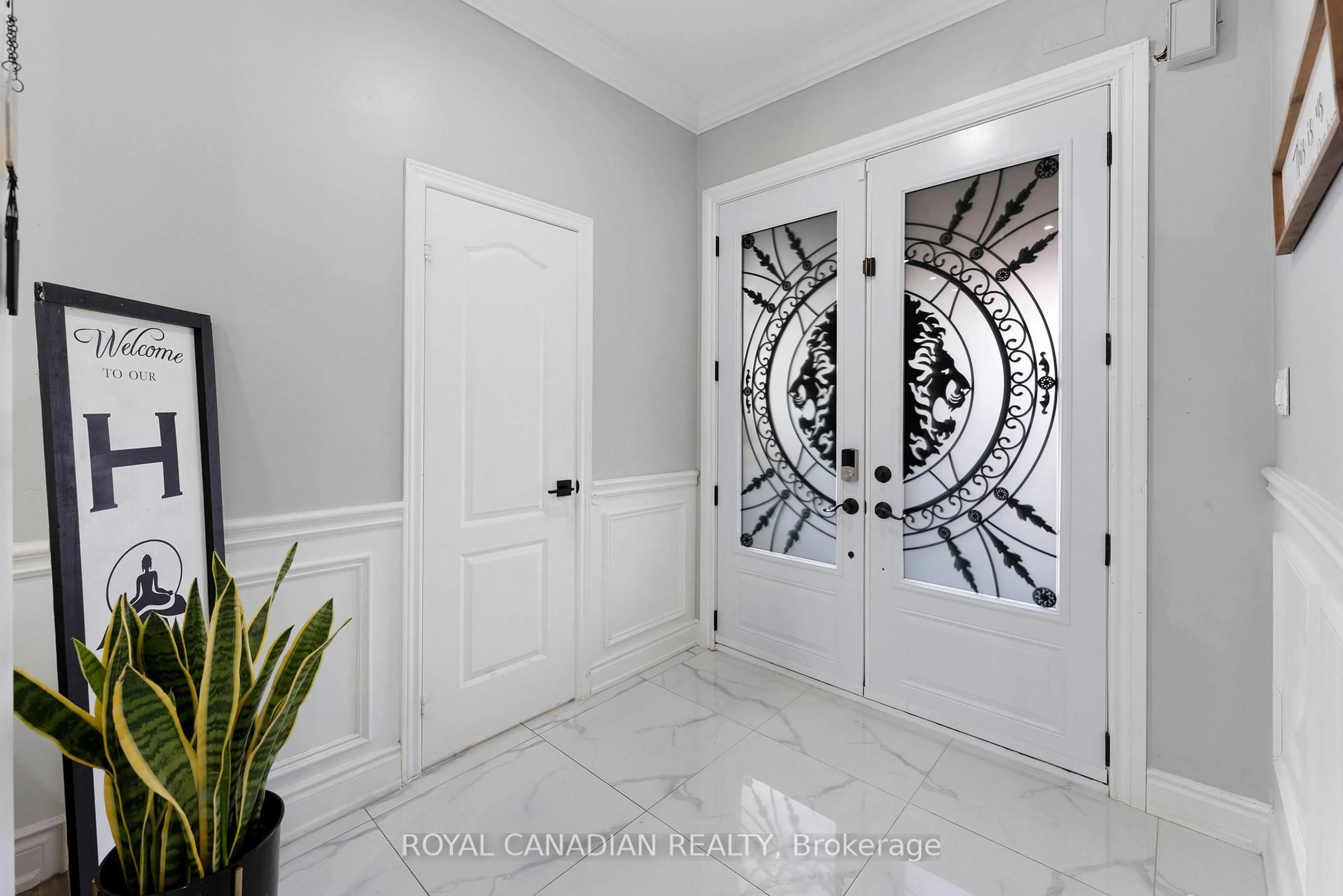Indoor entryway for 88 Olde Town Rd, Brampton Ontario L6X 4X9