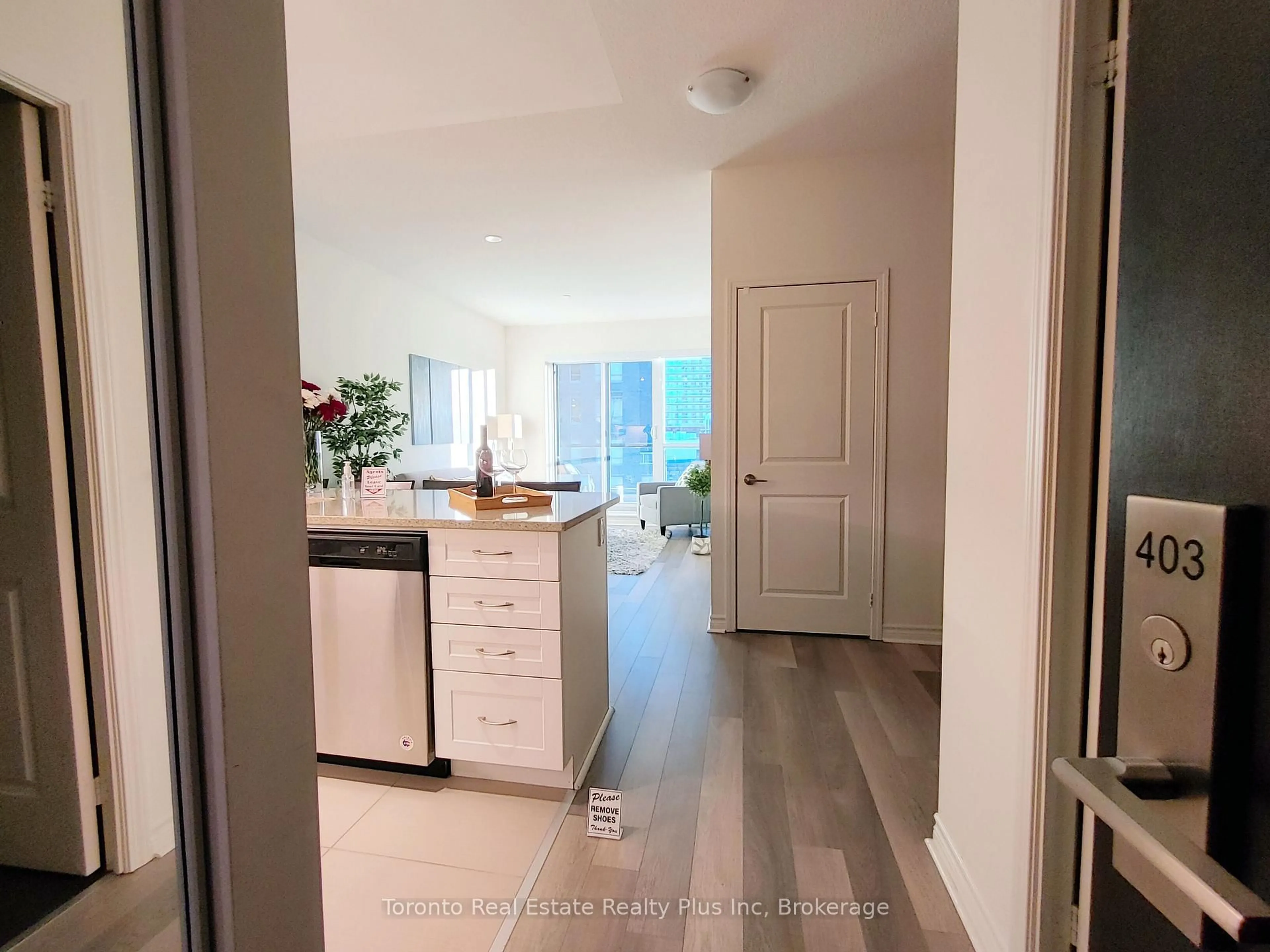 Indoor entryway for 39 Annie Craig Dr #403, Toronto Ontario M8V 0H1