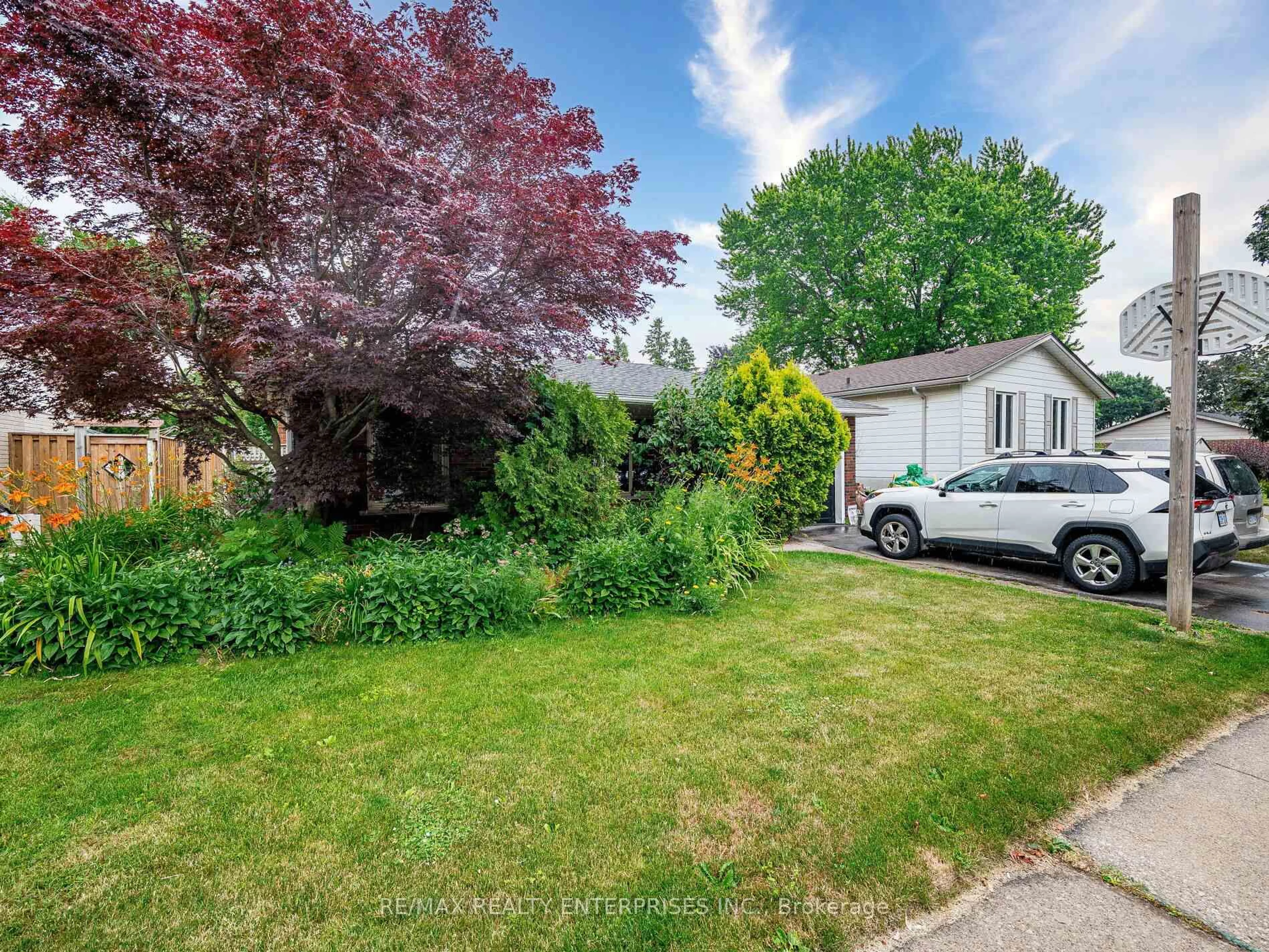A pic from outside/outdoor area/front of a property/back of a property/a pic from drone, street for 637 Artreva Cres, Burlington Ontario L7L 2B8