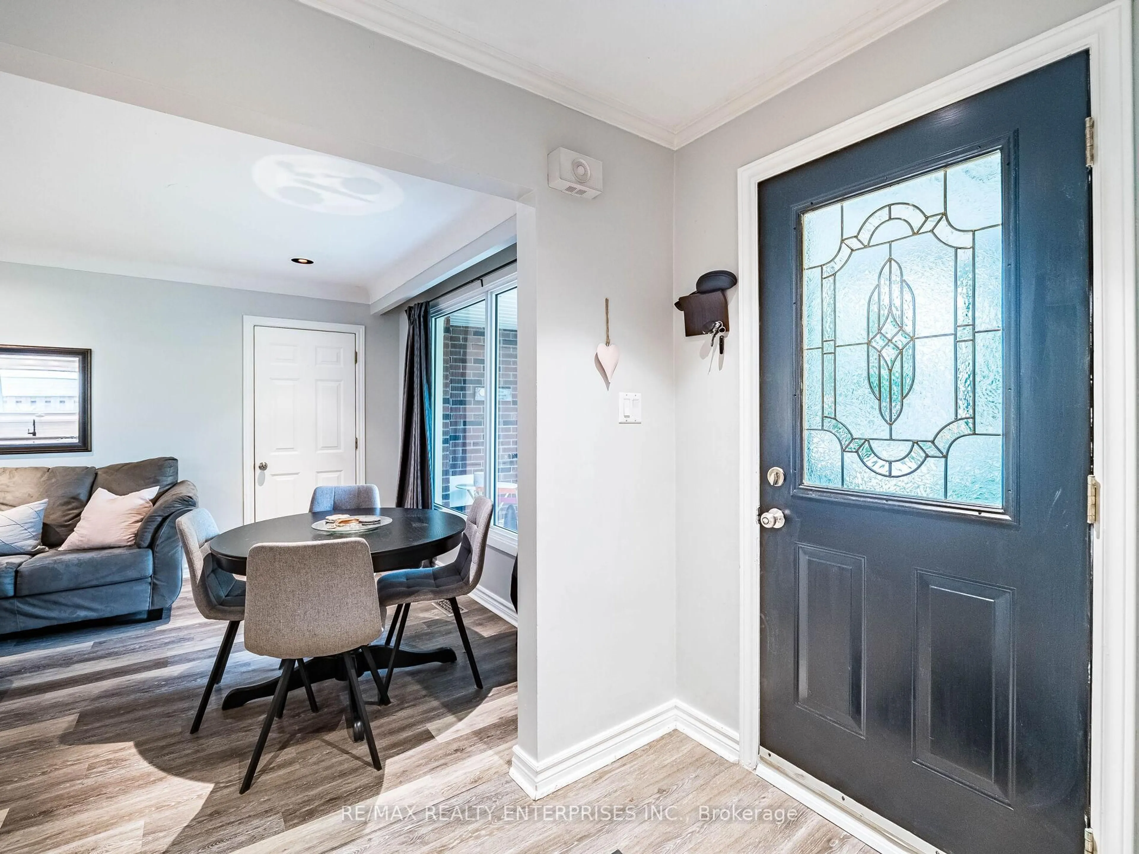 Indoor entryway for 637 Artreva Cres, Burlington Ontario L7L 2B8