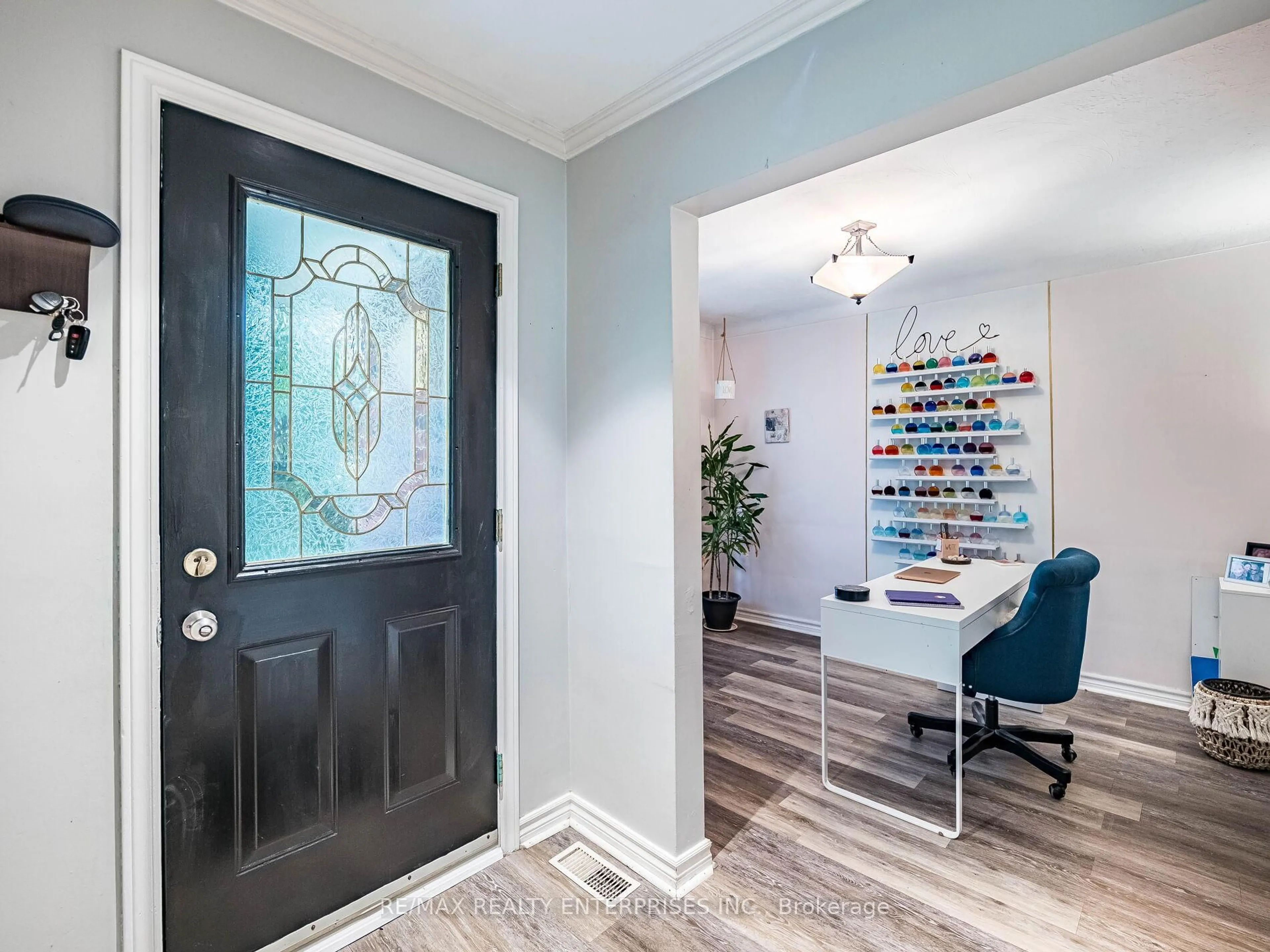 Indoor entryway for 637 Artreva Cres, Burlington Ontario L7L 2B8