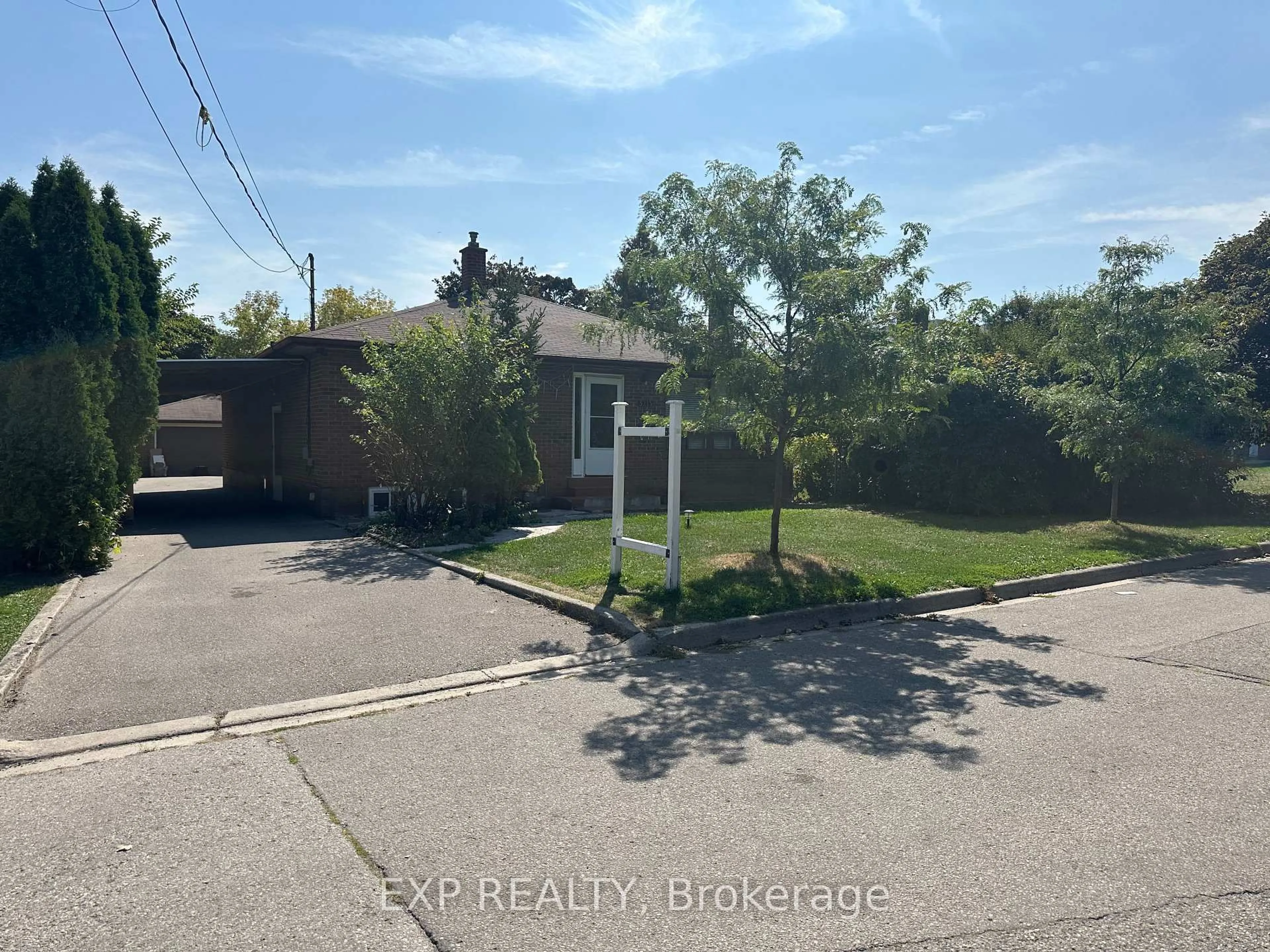 A pic from outside/outdoor area/front of a property/back of a property/a pic from drone, street for 3215 Parkerhill Rd, Mississauga Ontario L5B 1V7