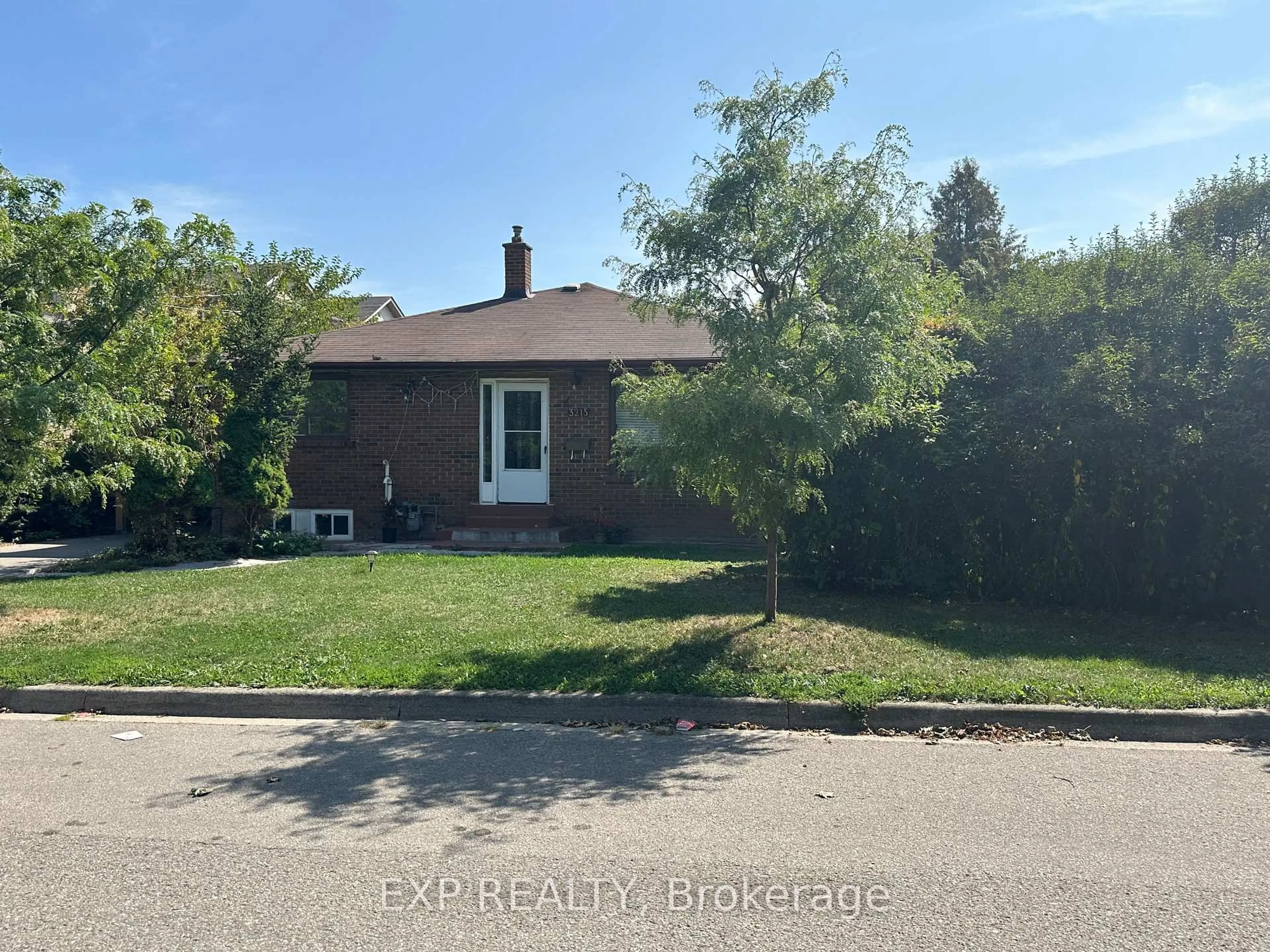 A pic from outside/outdoor area/front of a property/back of a property/a pic from drone, street for 3215 Parkerhill Rd, Mississauga Ontario L5B 1V7