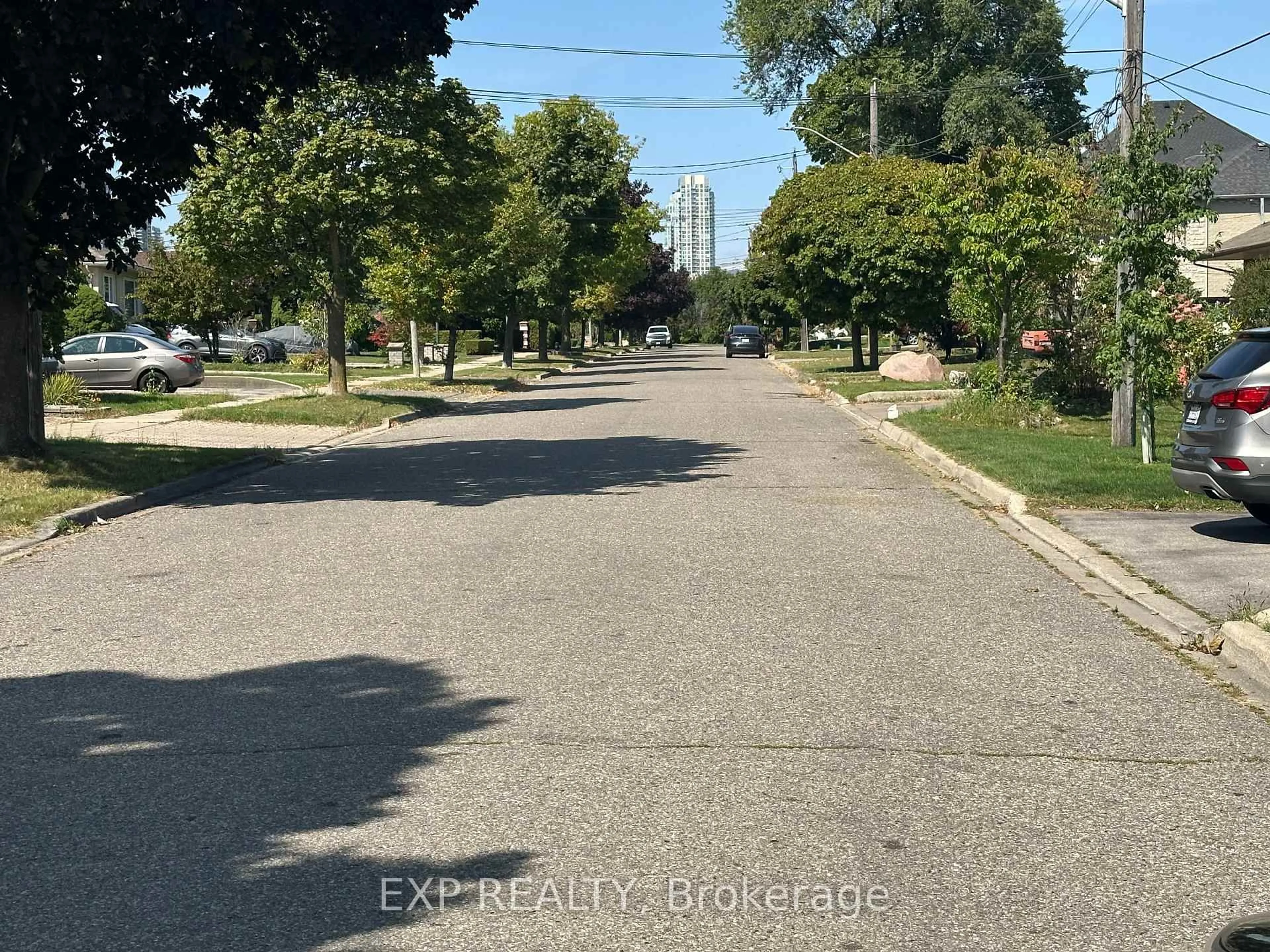 A pic from outside/outdoor area/front of a property/back of a property/a pic from drone, street for 3215 Parkerhill Rd, Mississauga Ontario L5B 1V7