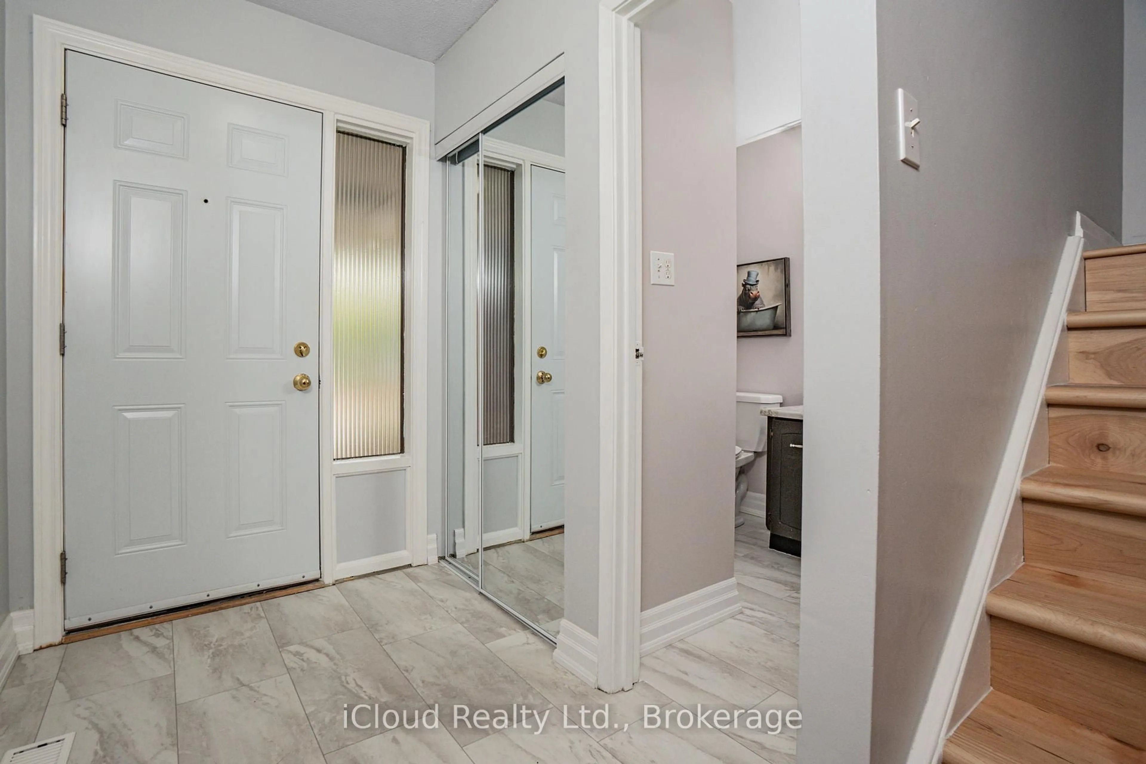 Indoor entryway for 5061 Pinedale Ave #101, Burlington Ontario L7L 5J6