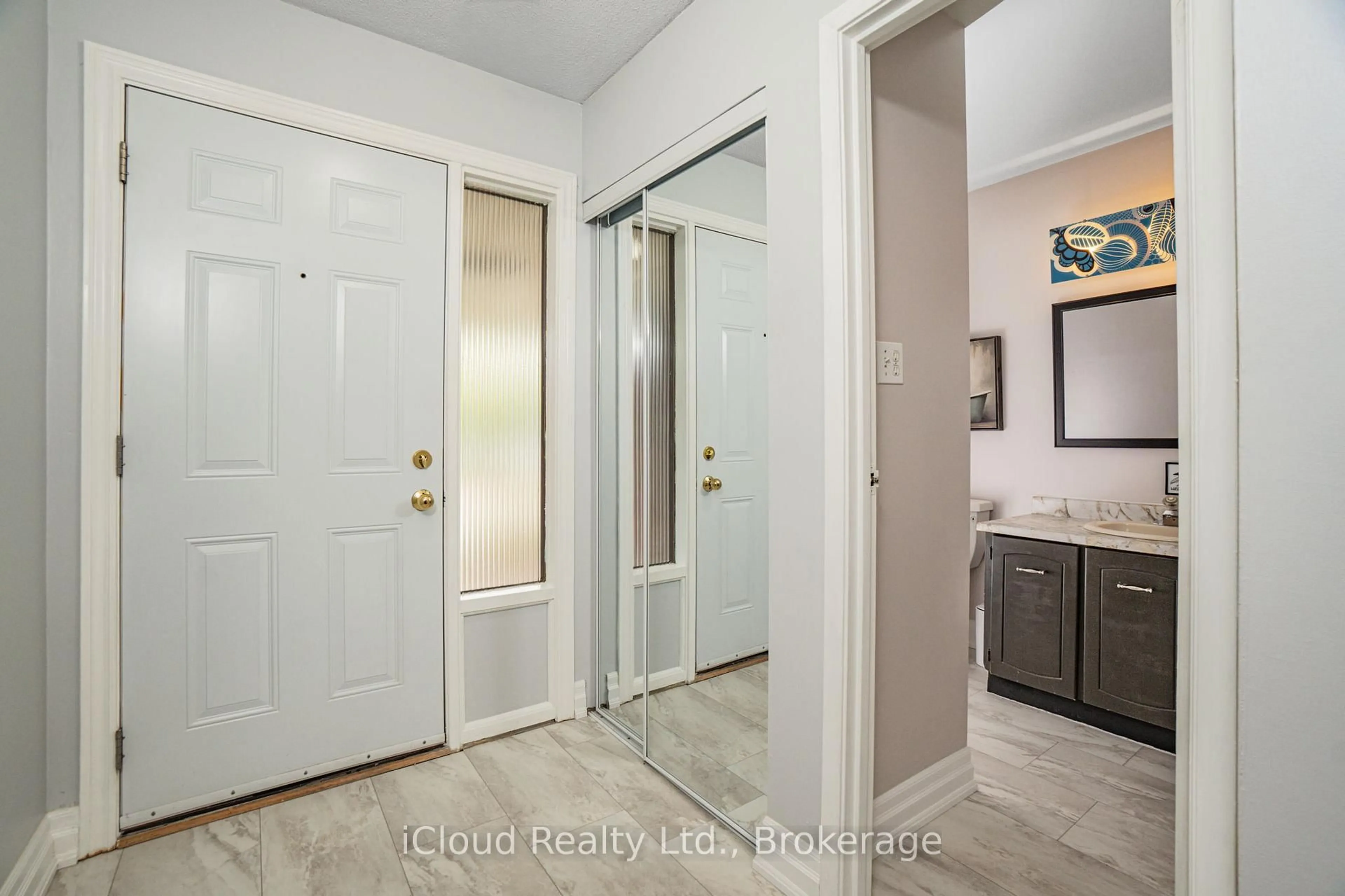 Indoor entryway for 5061 Pinedale Ave #101, Burlington Ontario L7L 5J6