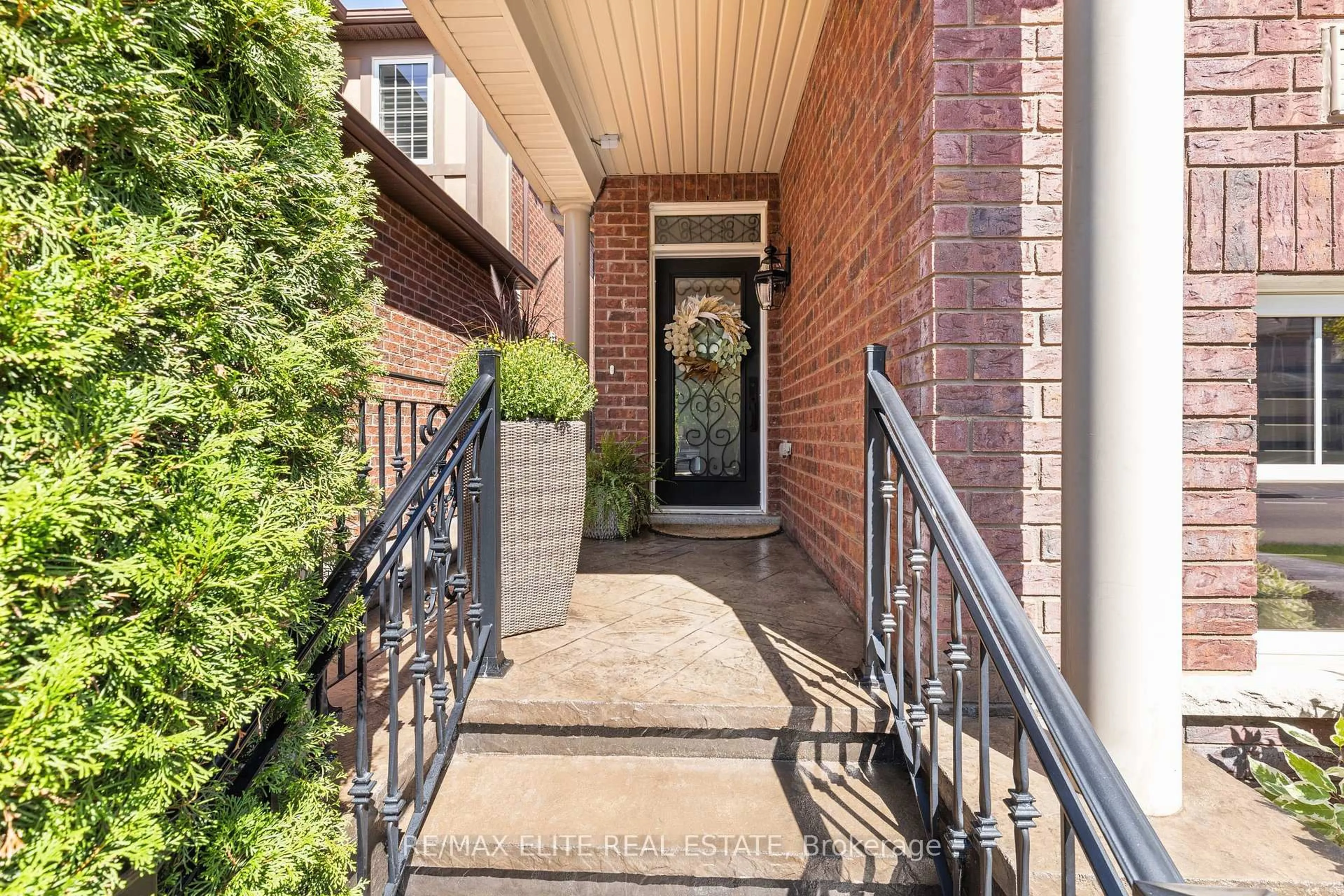 Indoor entryway for 27 Arkwright Dr, Brampton Ontario L7A 0V2