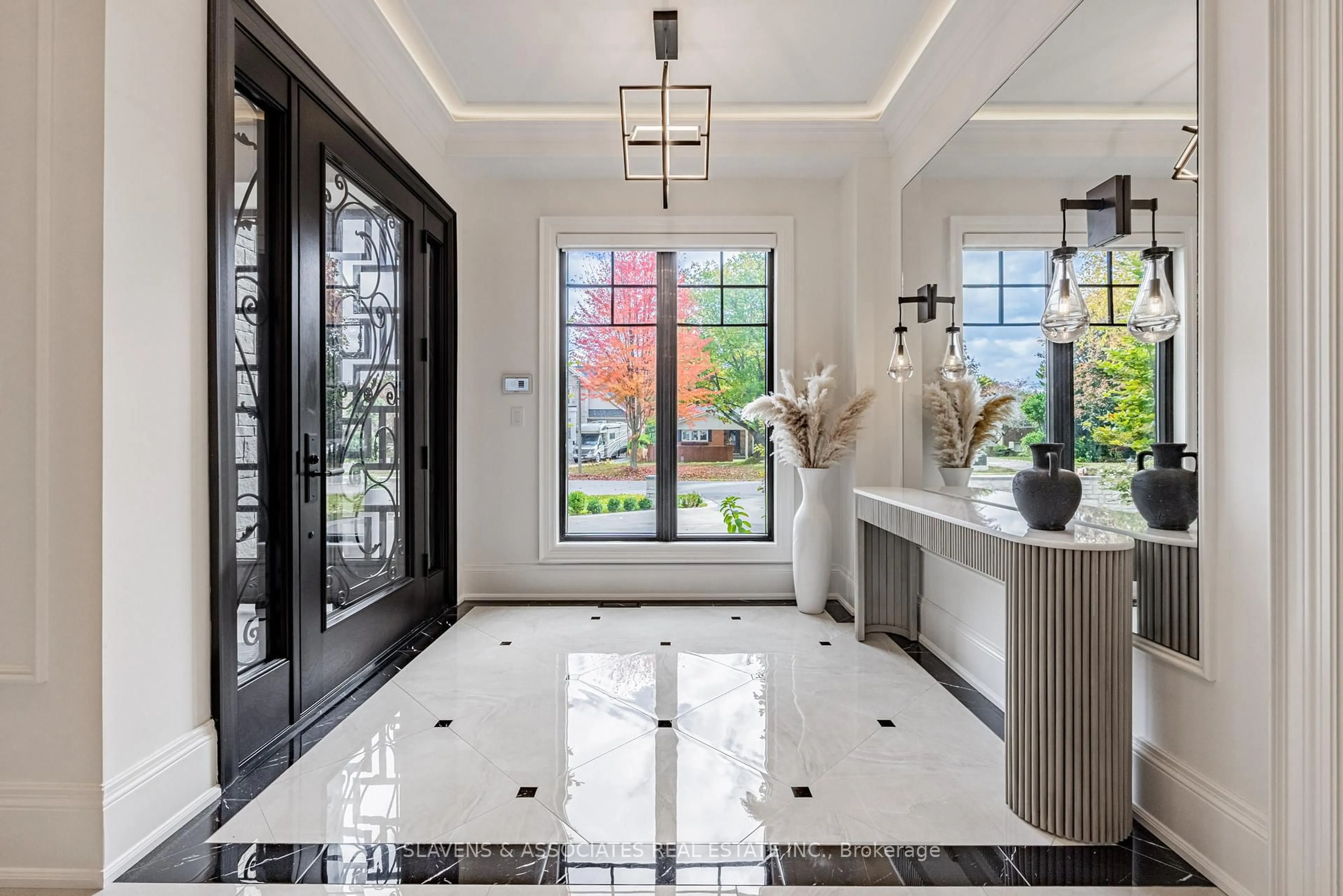 Indoor entryway for 1529 Venetia Dr, Oakville Ontario L6L 1K8