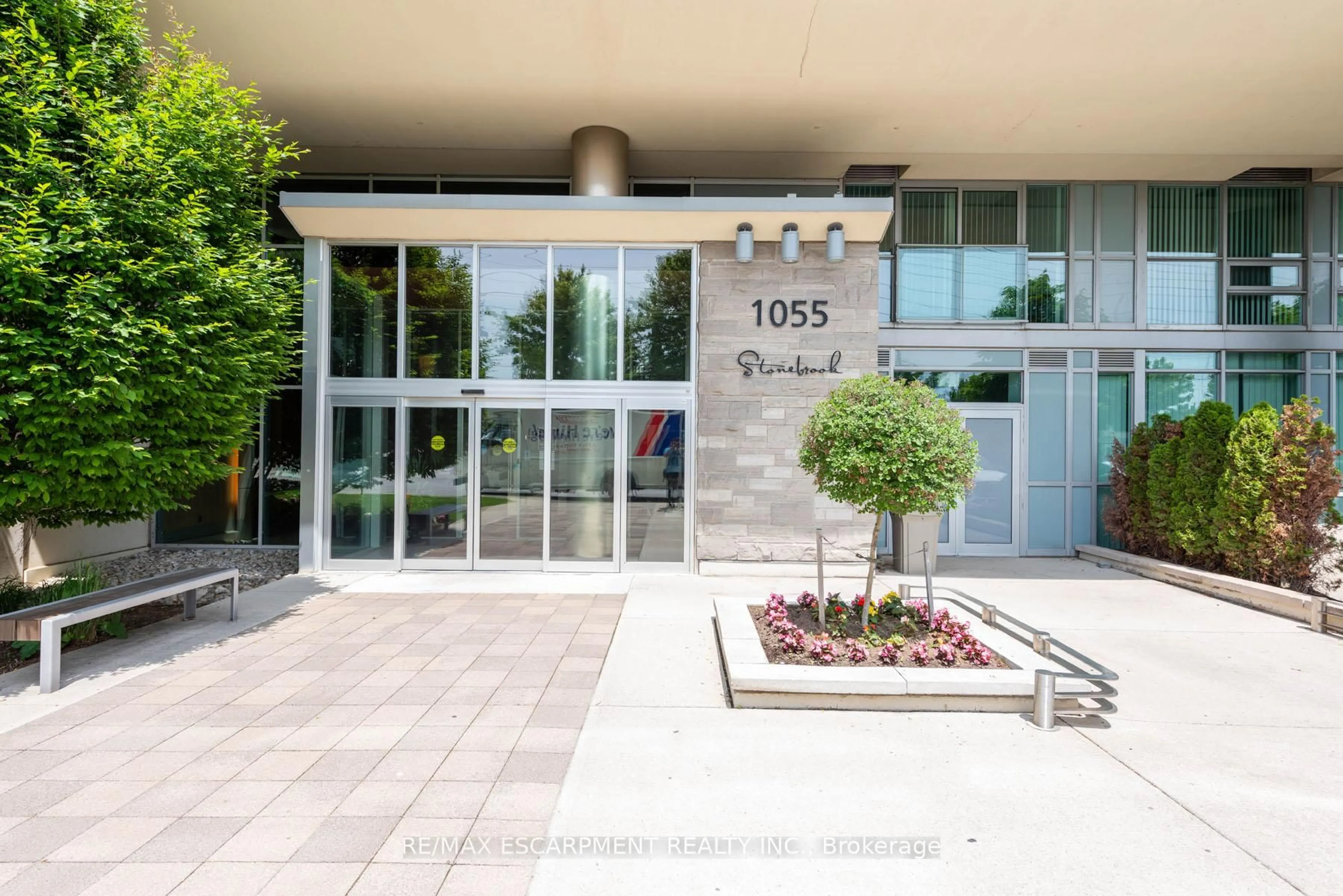 Indoor foyer for 1055 Southdown Rd #710, Mississauga Ontario L5J 0A3
