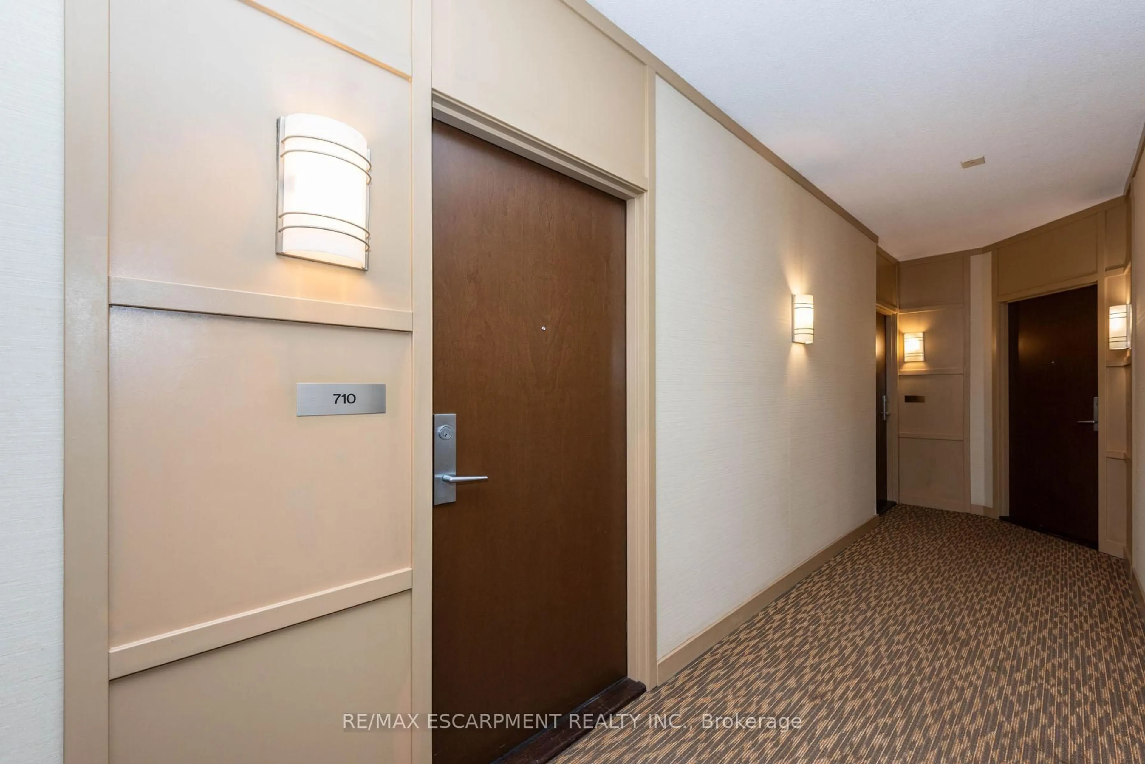Indoor foyer for 1055 Southdown Rd #710, Mississauga Ontario L5J 0A3