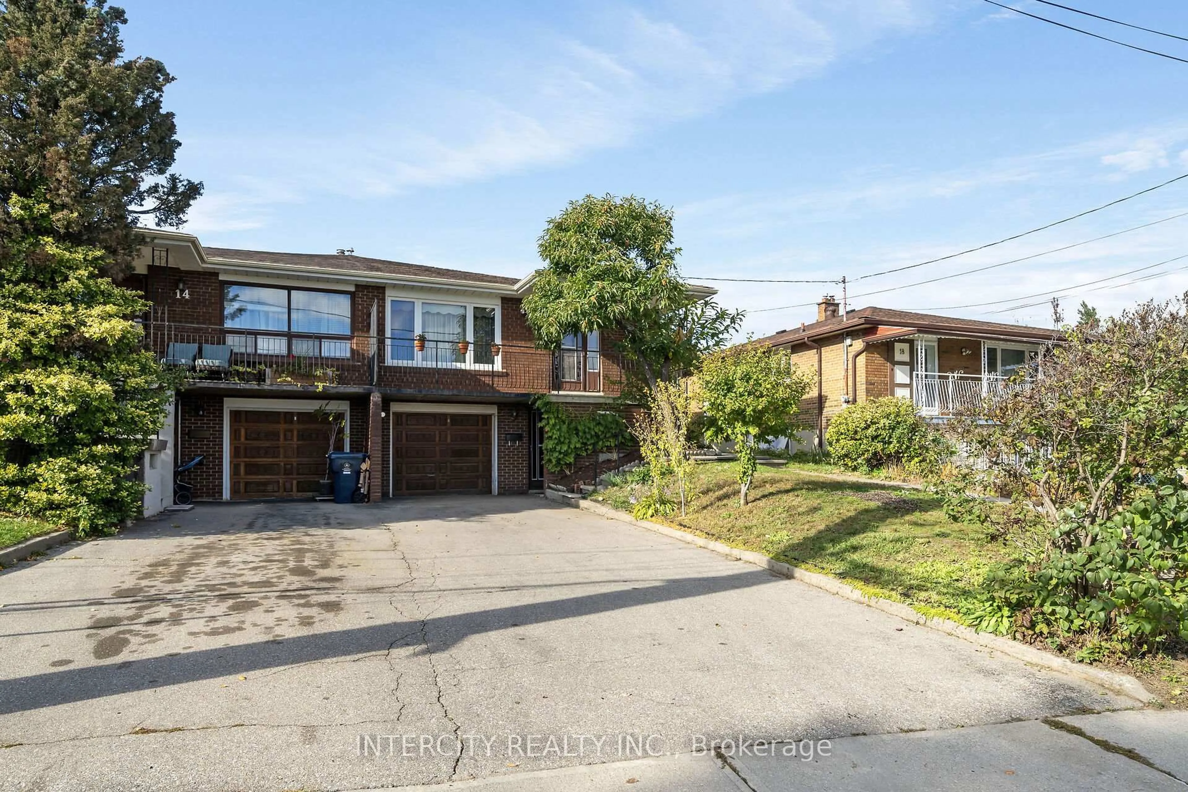 A pic from outside/outdoor area/front of a property/back of a property/a pic from drone, street for 16 Seacliff Blvd, Toronto Ontario M9L 2G4