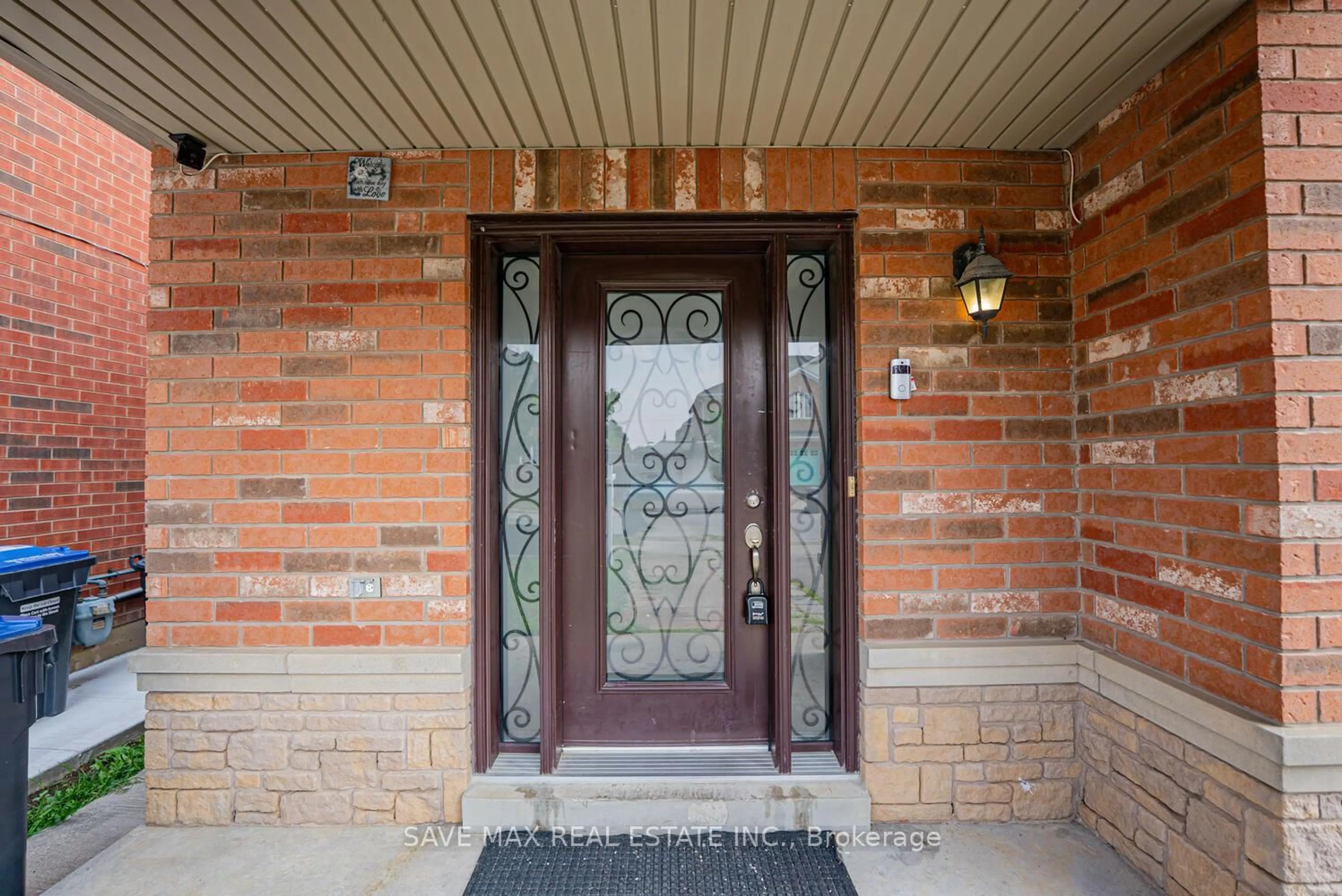 Indoor entryway for 100 Bushmill Circ, Brampton Ontario L7A 0K6