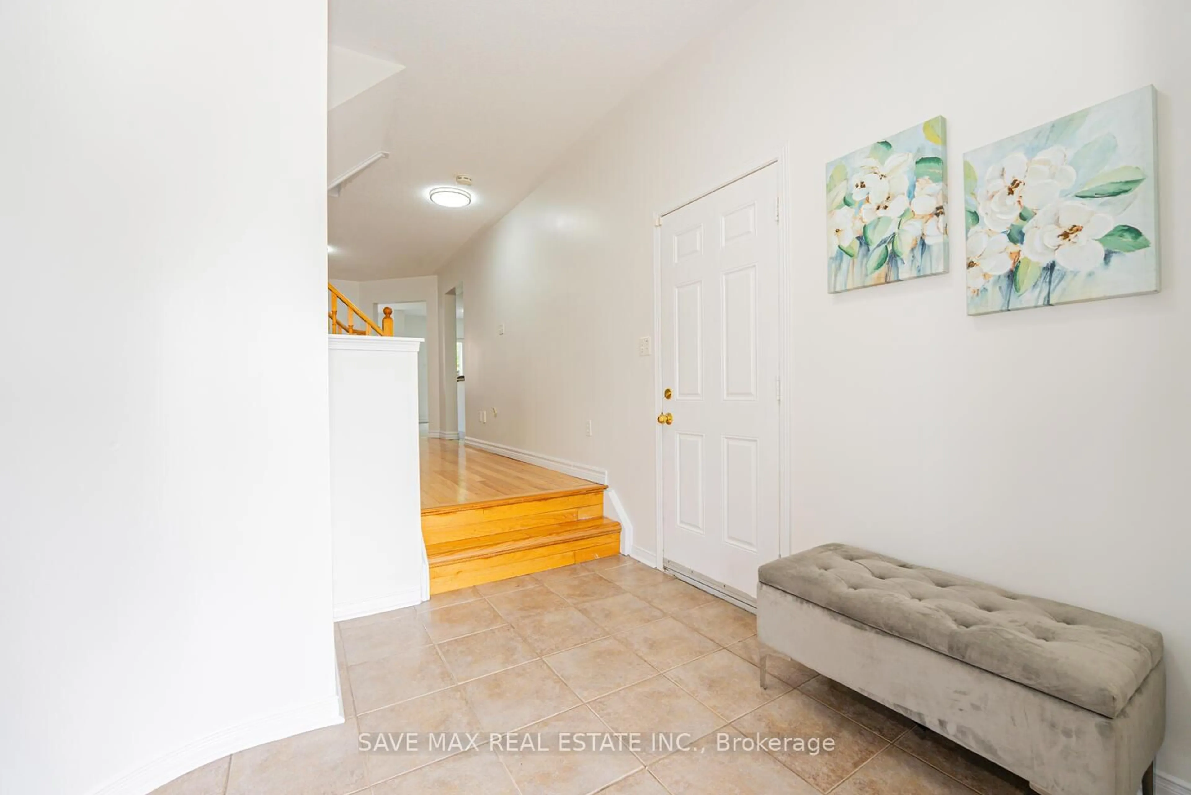 Indoor entryway for 100 Bushmill Circ, Brampton Ontario L7A 0K6