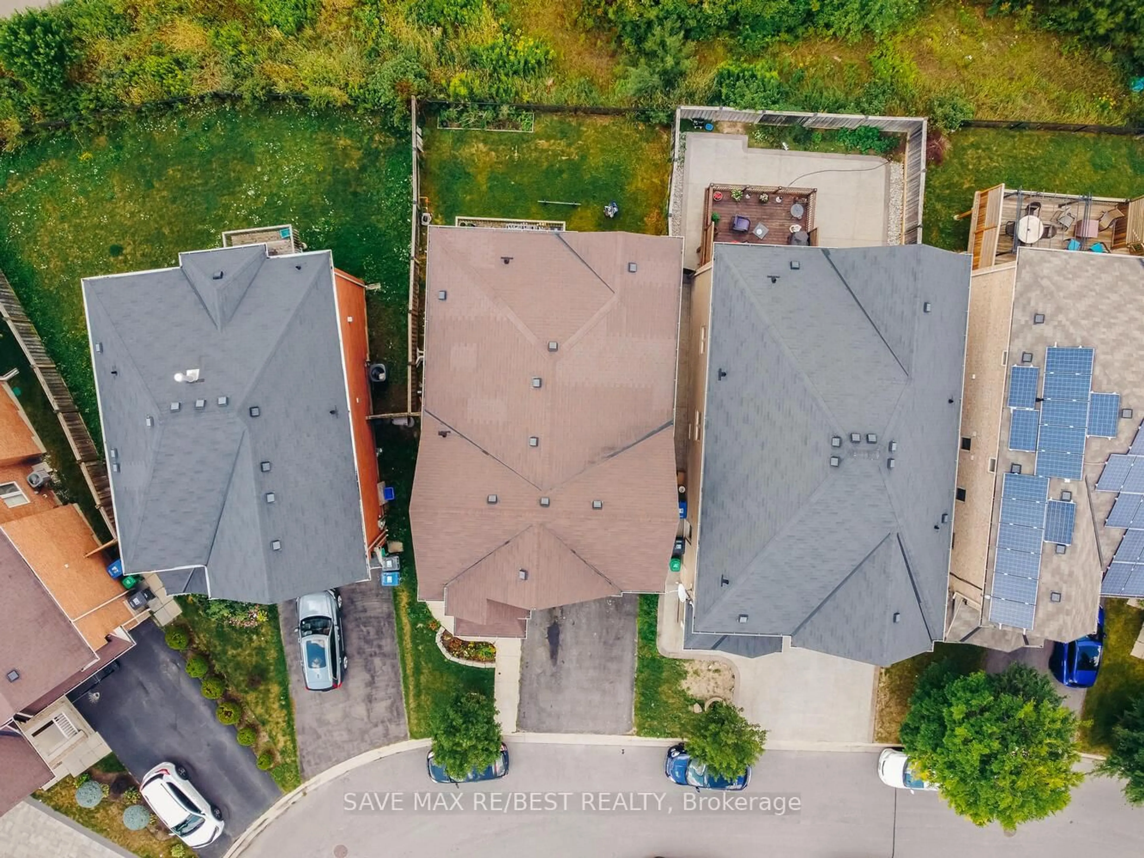 A pic from outside/outdoor area/front of a property/back of a property/a pic from drone, street for 22 Birch Tree Tr, Brampton Ontario L6P 3M8
