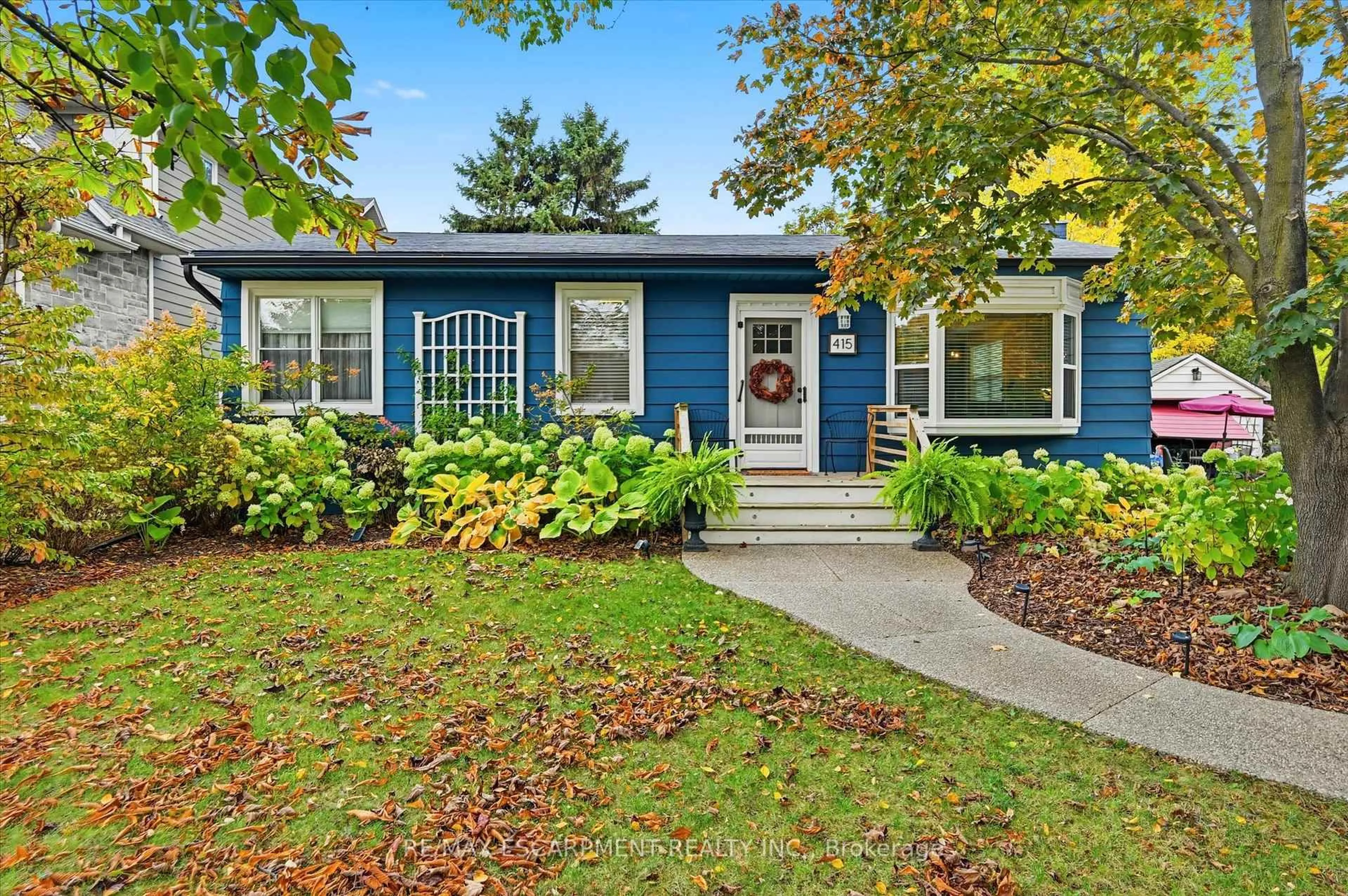 Home with vinyl exterior material, street for 415 Henderson Rd, Burlington Ontario L7L 2P6