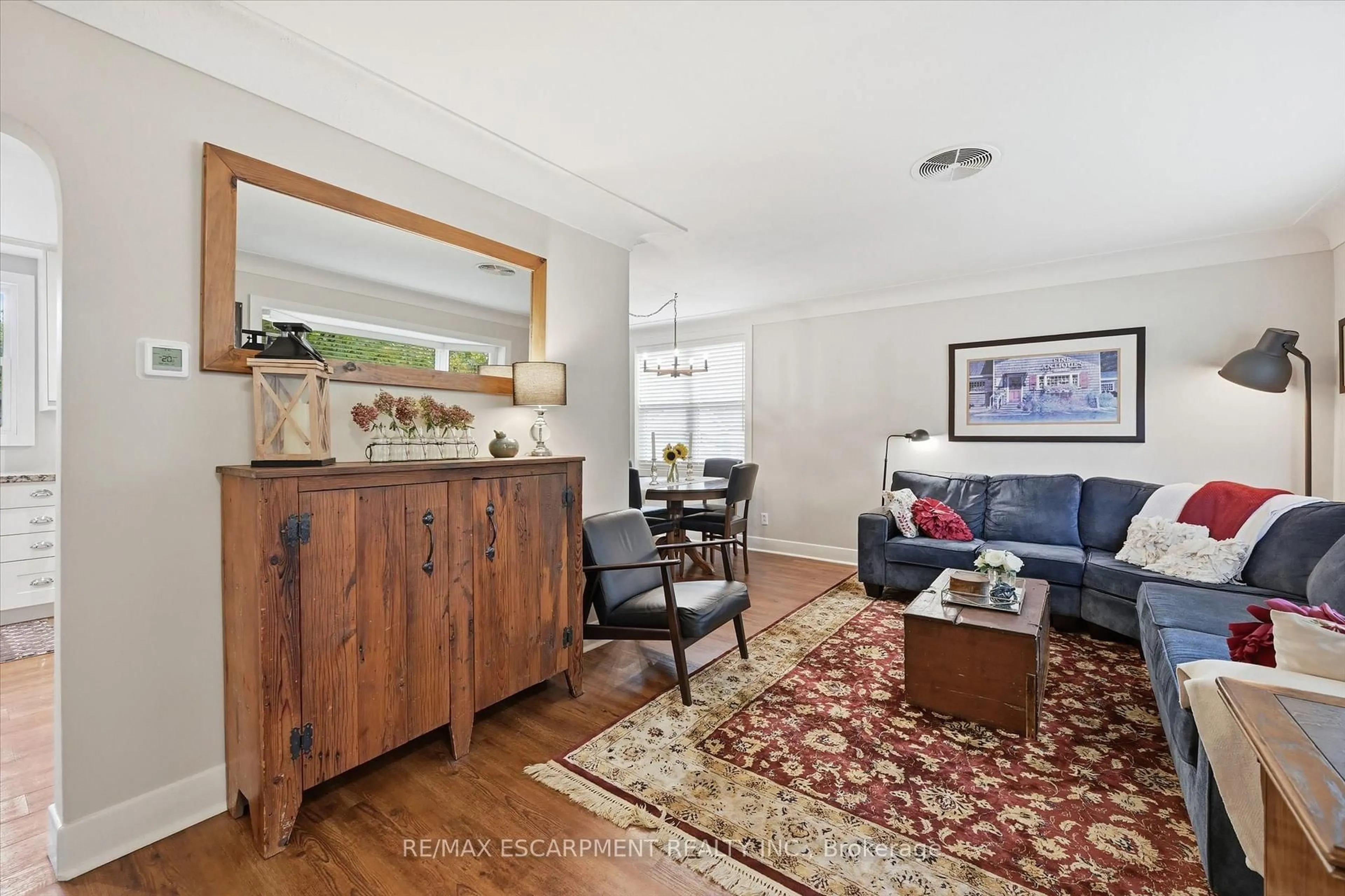 Living room with furniture, unknown for 415 Henderson Rd, Burlington Ontario L7L 2P6