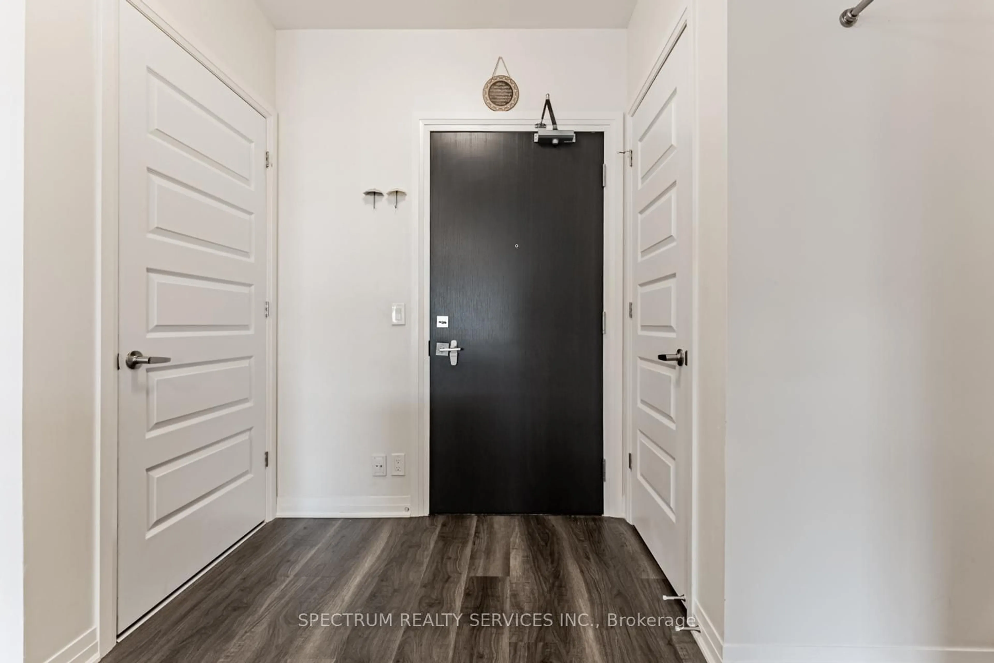 Indoor entryway for 102 Grovewood Common #531, Oakville Ontario L6H 0X2