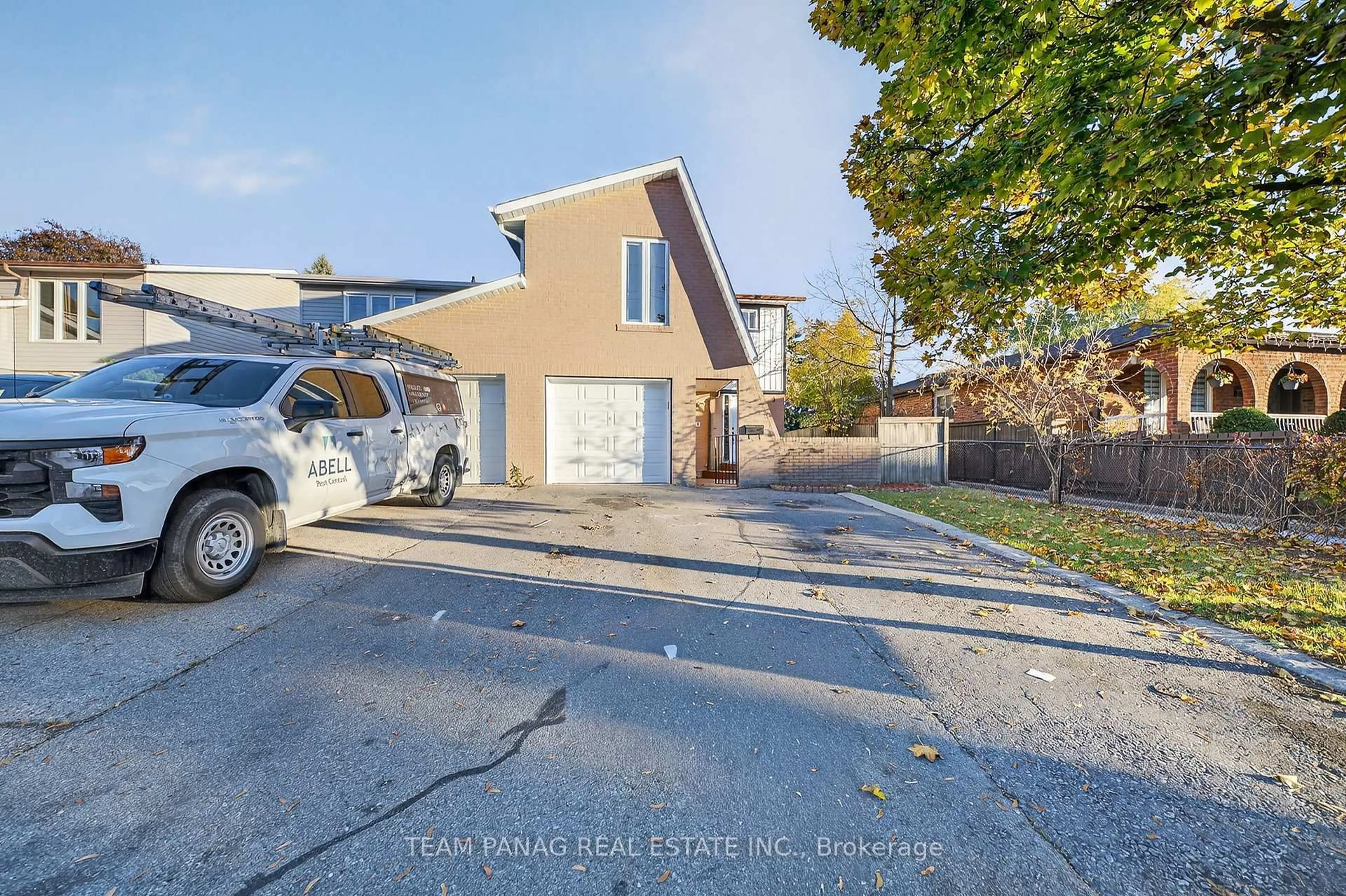 A pic from outside/outdoor area/front of a property/back of a property/a pic from drone, street for 119 Harold St, Brampton Ontario L6Y 1E8