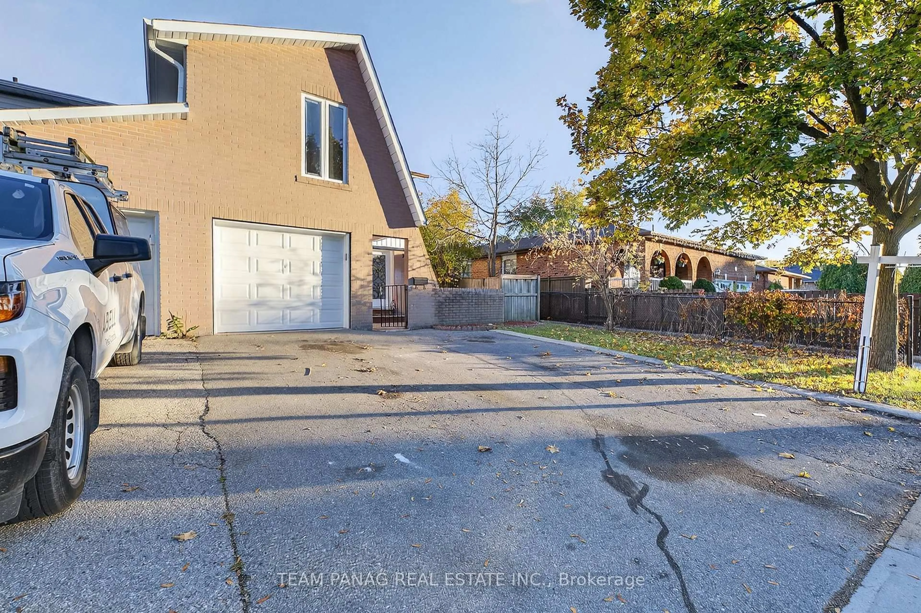 A pic from outside/outdoor area/front of a property/back of a property/a pic from drone, street for 119 Harold St, Brampton Ontario L6Y 1E8
