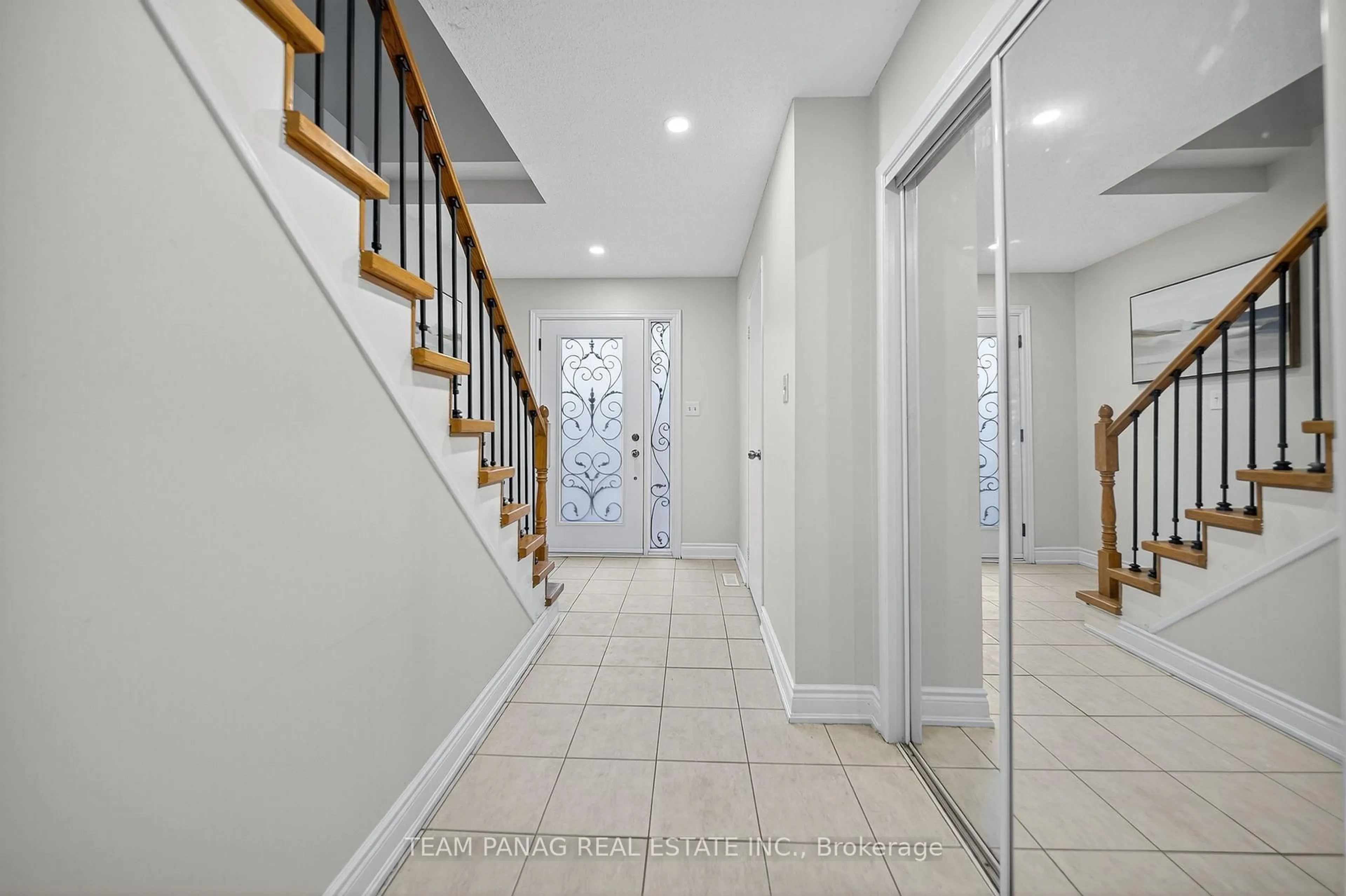 Indoor foyer for 119 Harold St, Brampton Ontario L6Y 1E8