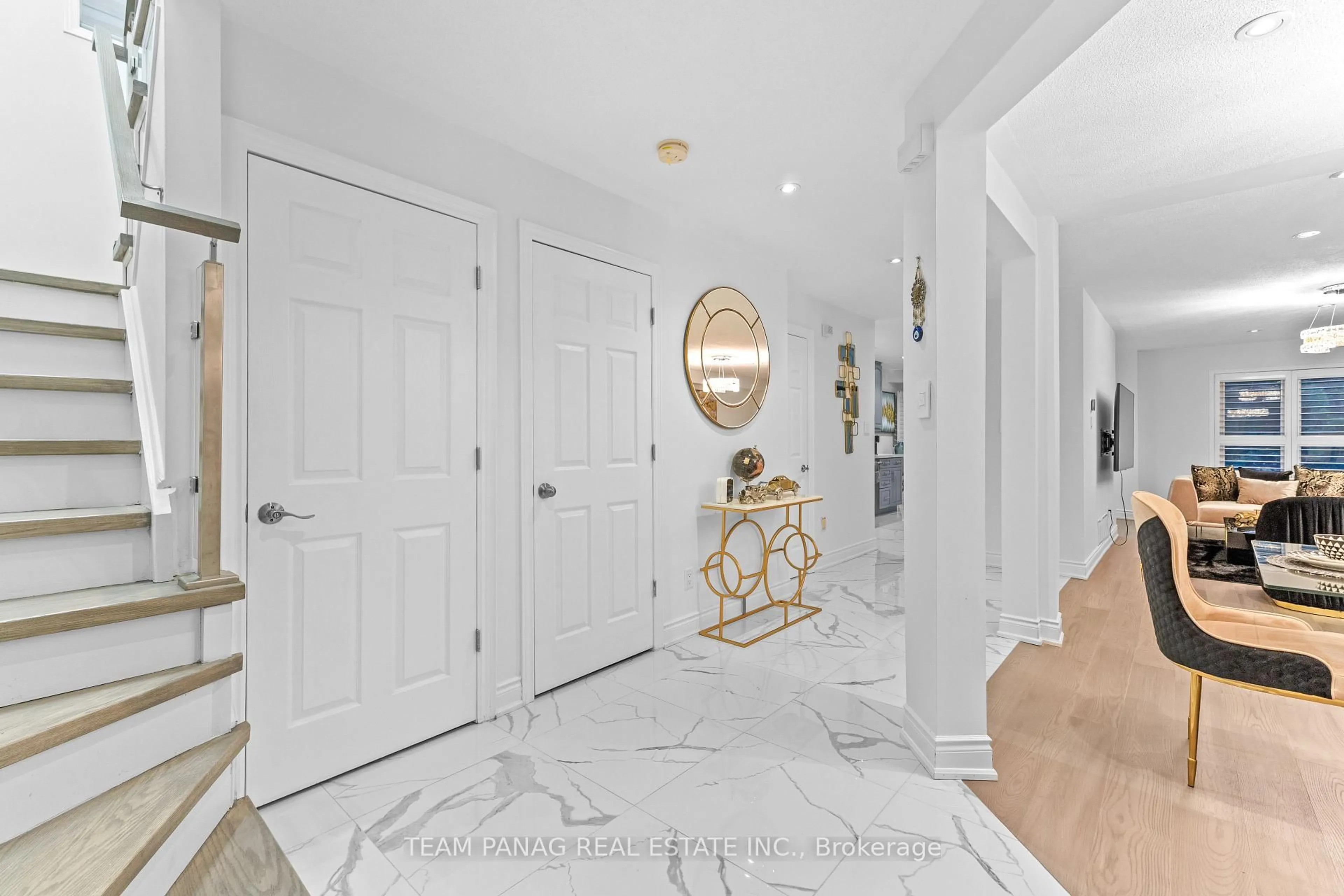 Indoor entryway for 5358 Flatford Rd, Mississauga Ontario L5V 1Y6