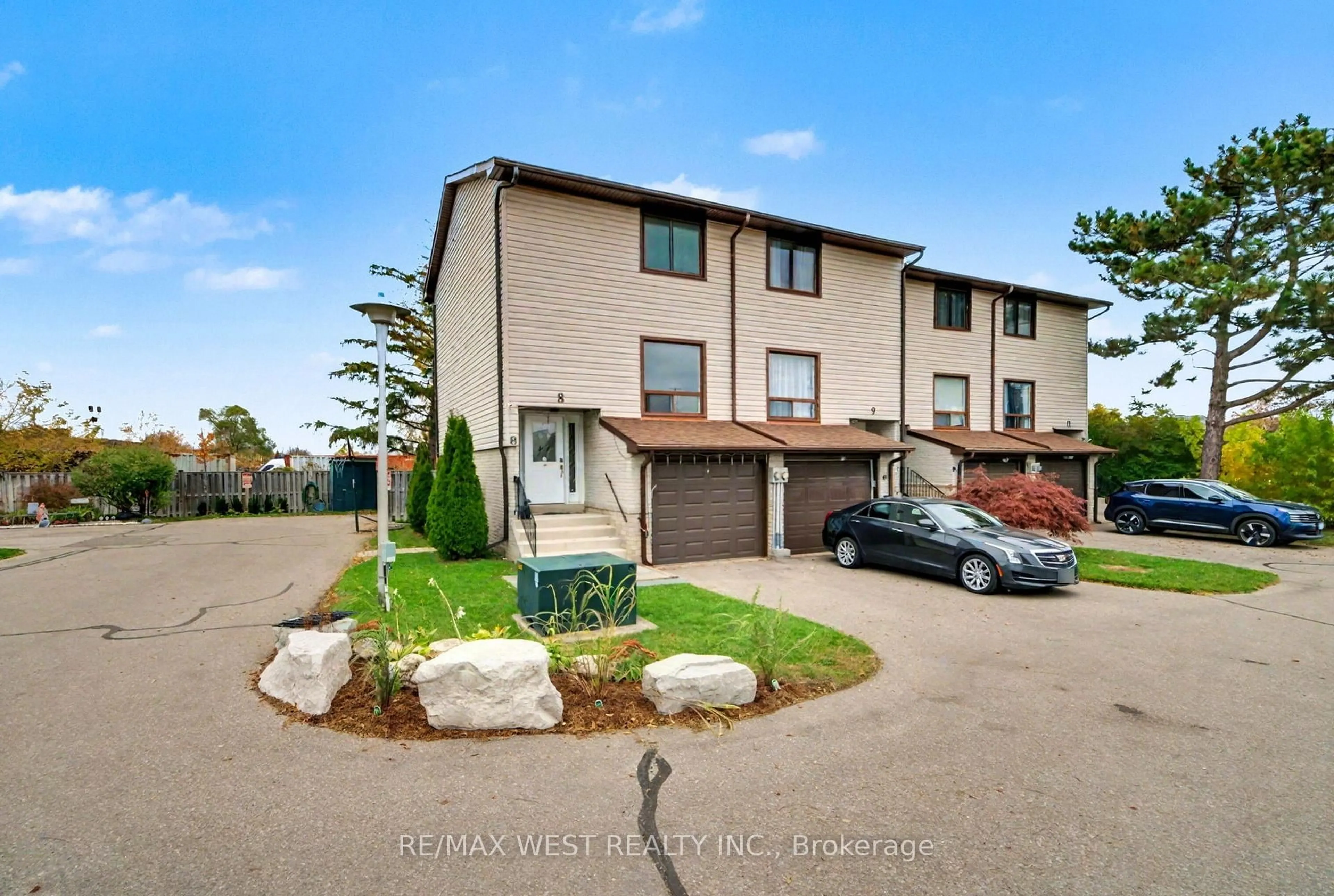 A pic from outside/outdoor area/front of a property/back of a property/a pic from drone, street for 64 Bronte St #8, Milton Ontario L9T 1Y8