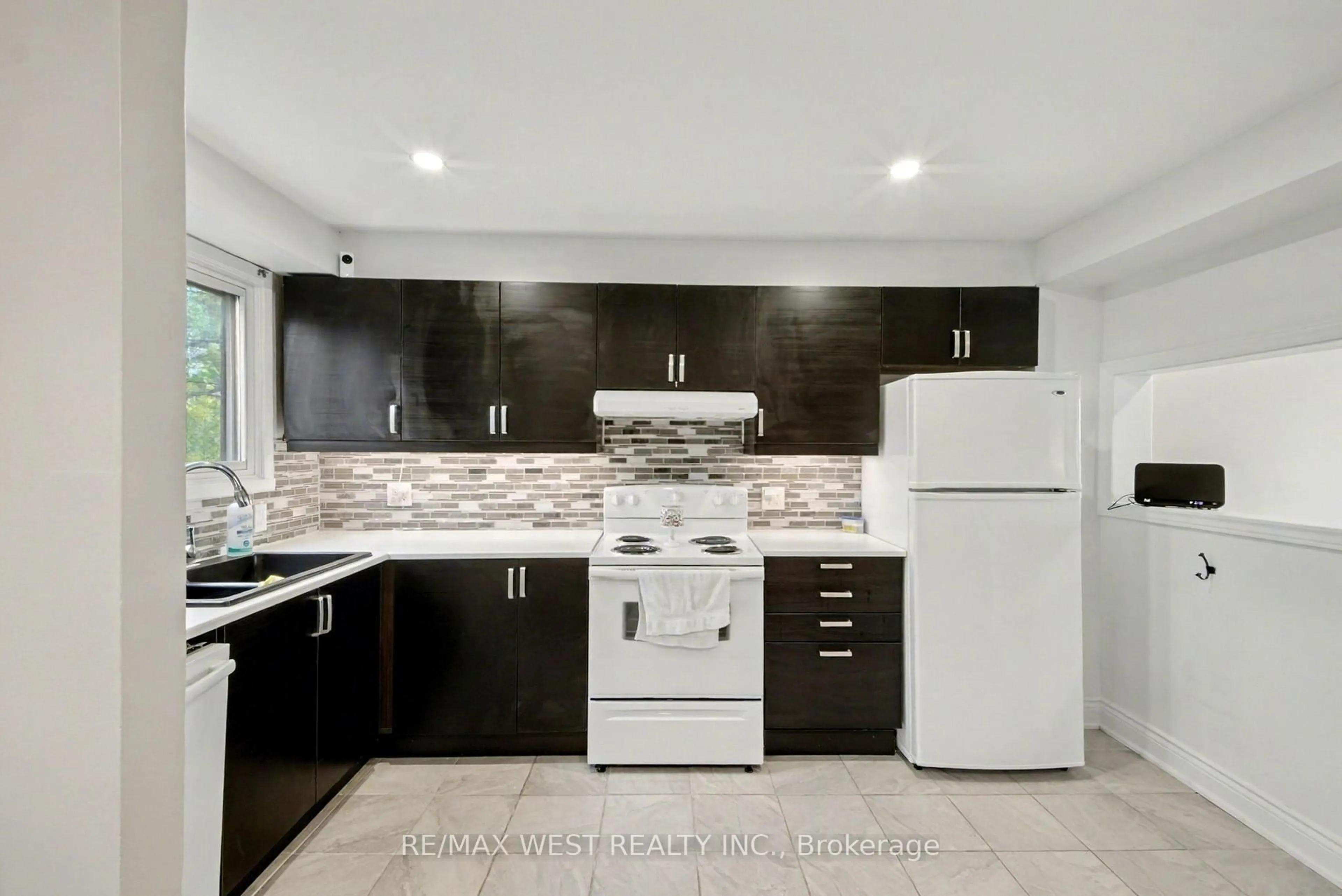Standard kitchen, ceramic/tile floor for 64 Bronte St #8, Milton Ontario L9T 1Y8