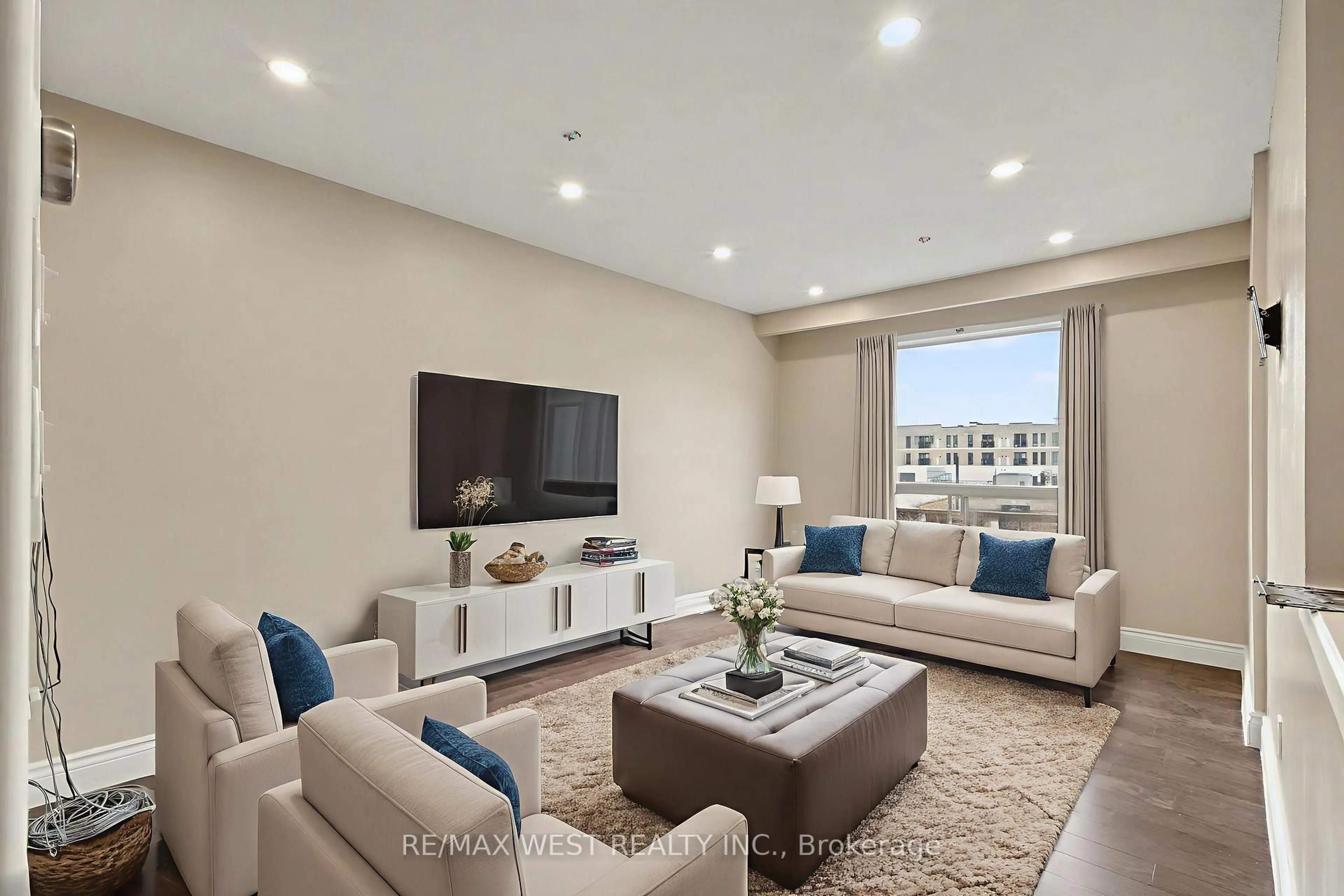 Living room with furniture, unknown for 64 Bronte St #8, Milton Ontario L9T 1Y8