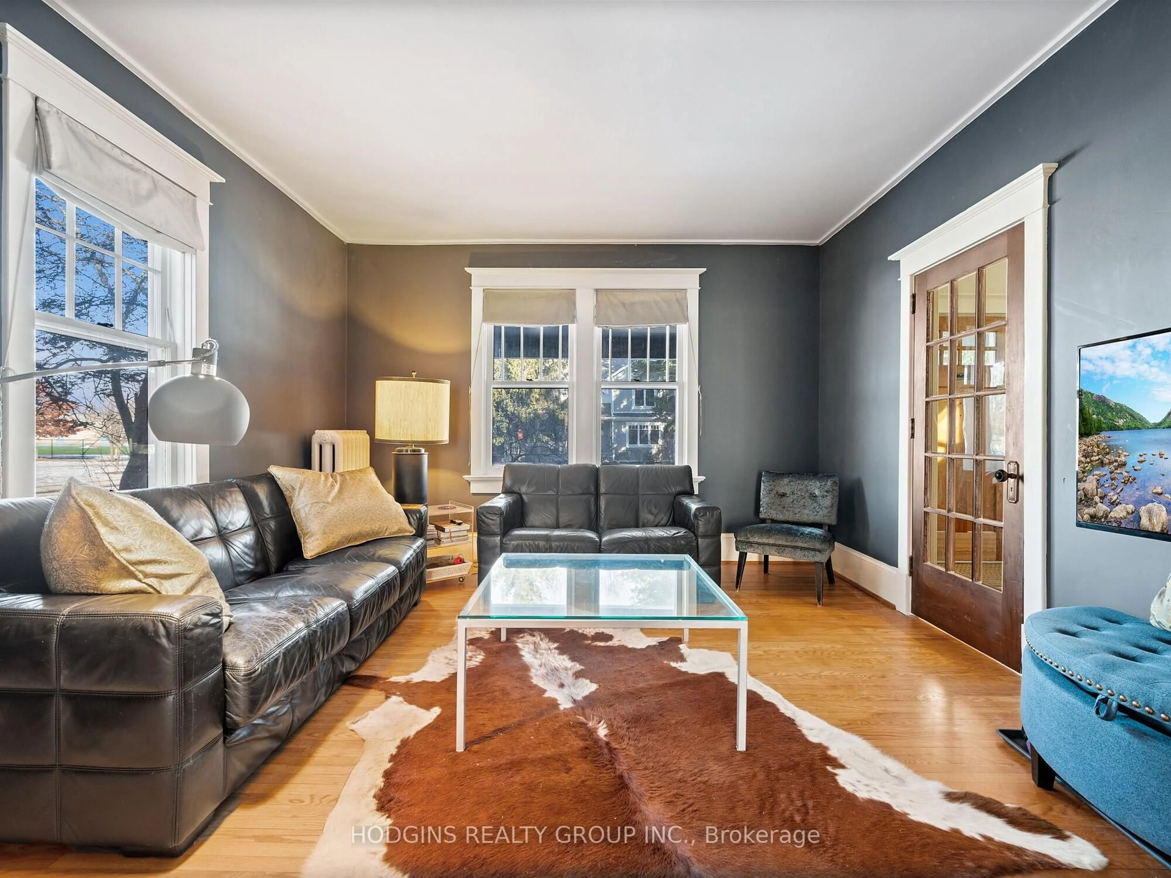 Living room with furniture, unknown for 26 Brant Ave, Mississauga Ontario L5G 3N8