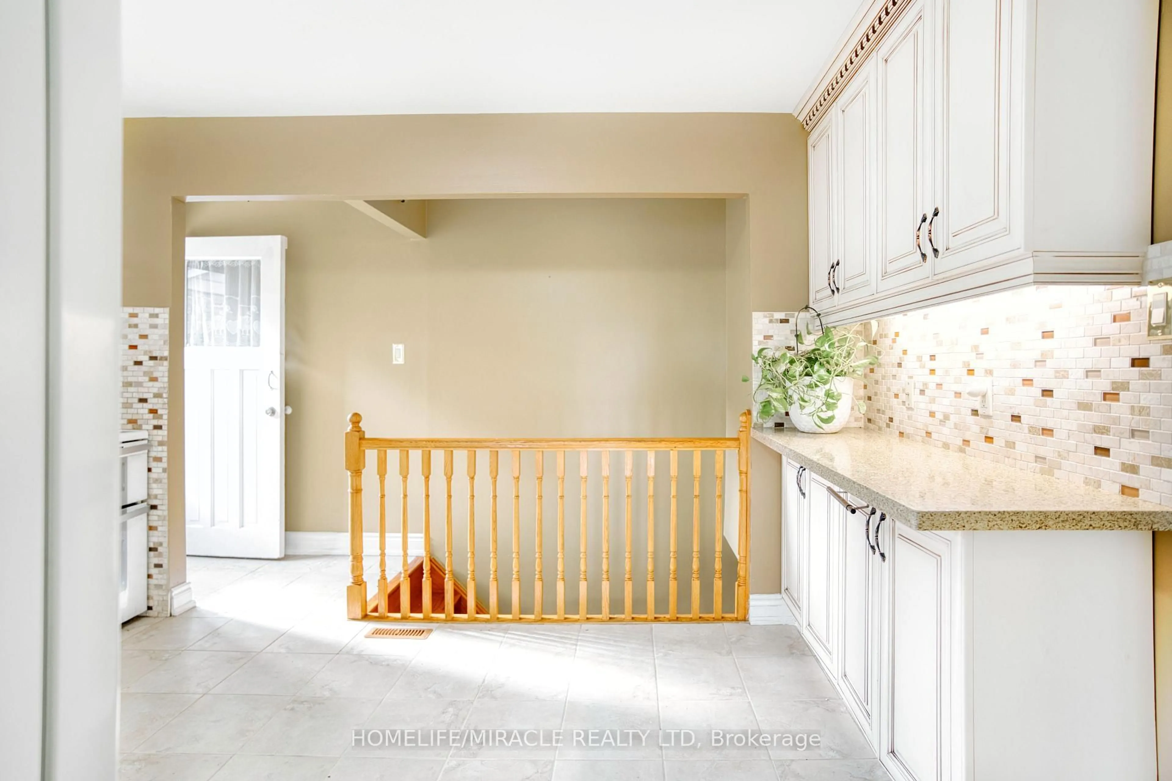 Indoor entryway for 3353 Martins Pine Cres #409, Mississauga Ontario L5L 1G3