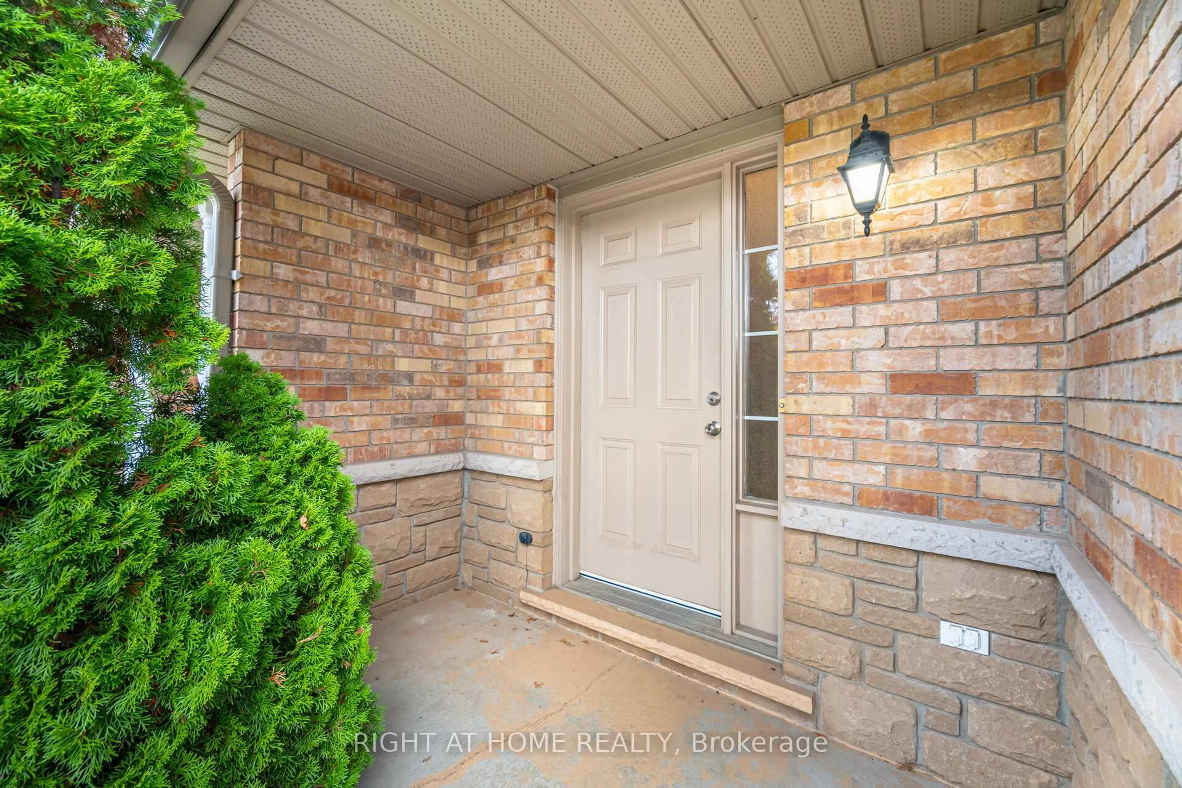 Indoor entryway for 1283 Blanshard Dr #2, Burlington Ontario L7M 4T8
